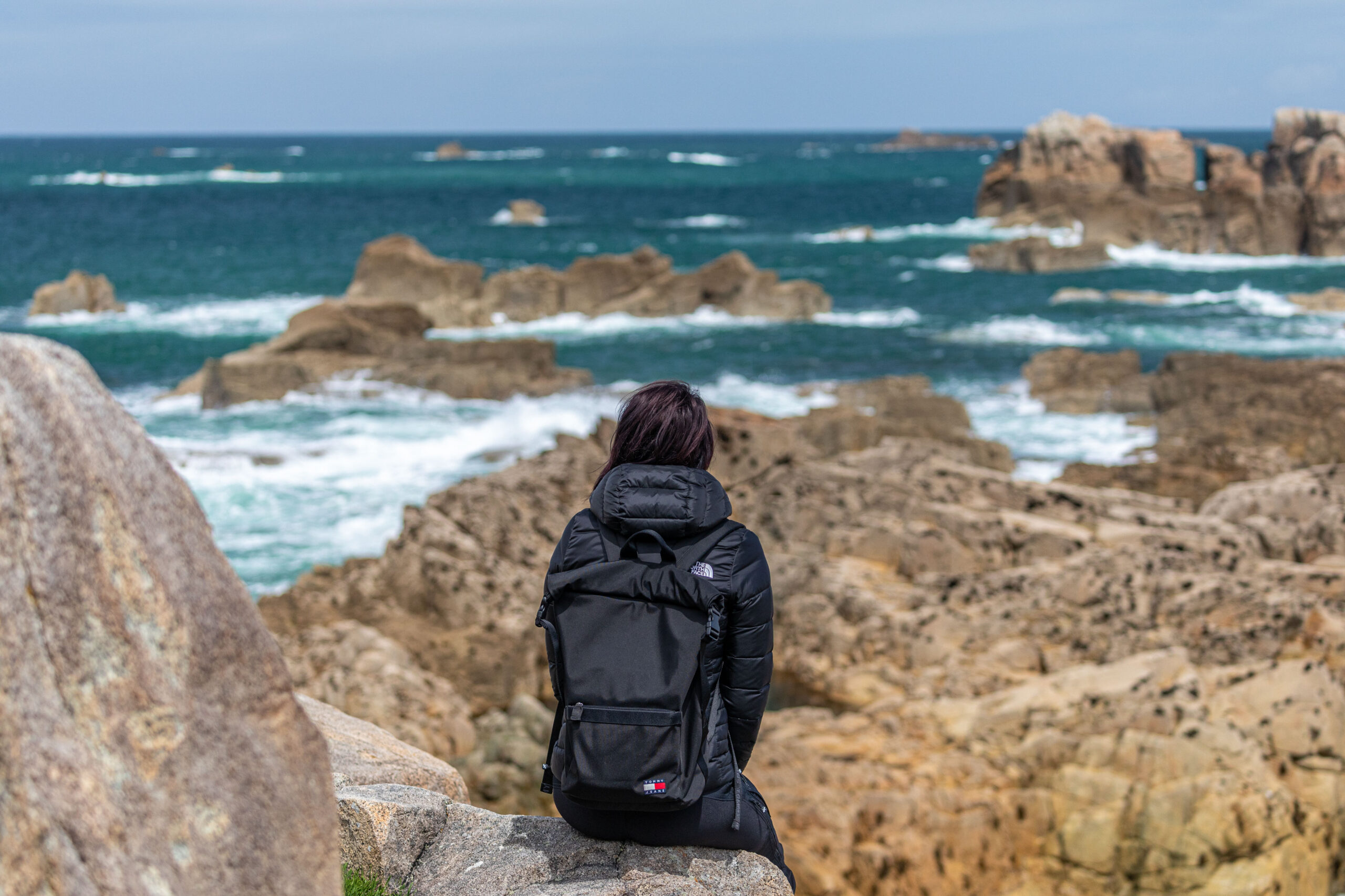 Denn Wellen zuschauen und dem Meer lauschen im Norden der Bretagne