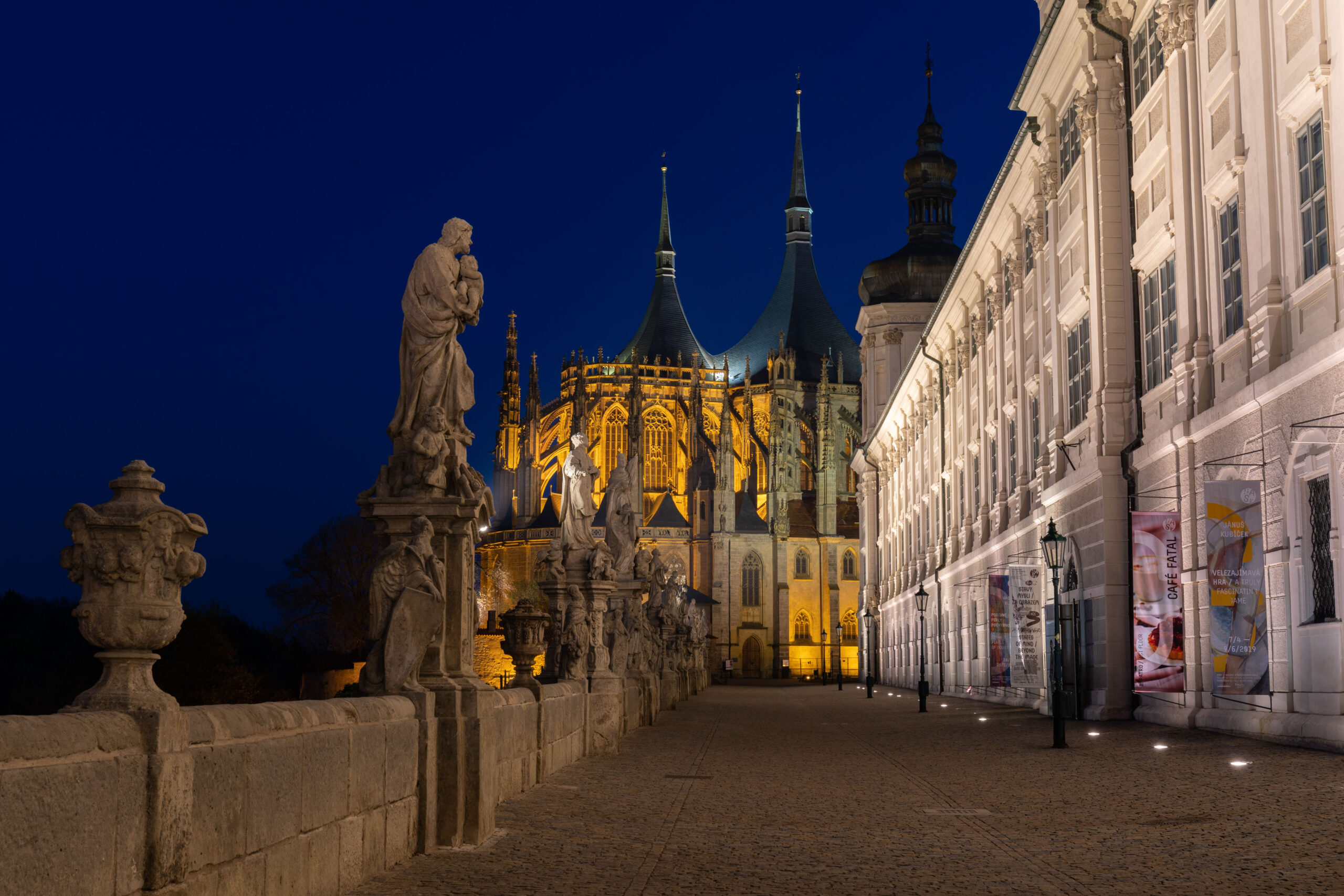 Kutná Hora oder Kuttenberg wird auch das kleine Prag genannt. Dominiert wird dieses Städtchen im Herzen von Tschechien vom Dom der heiligen Barbara