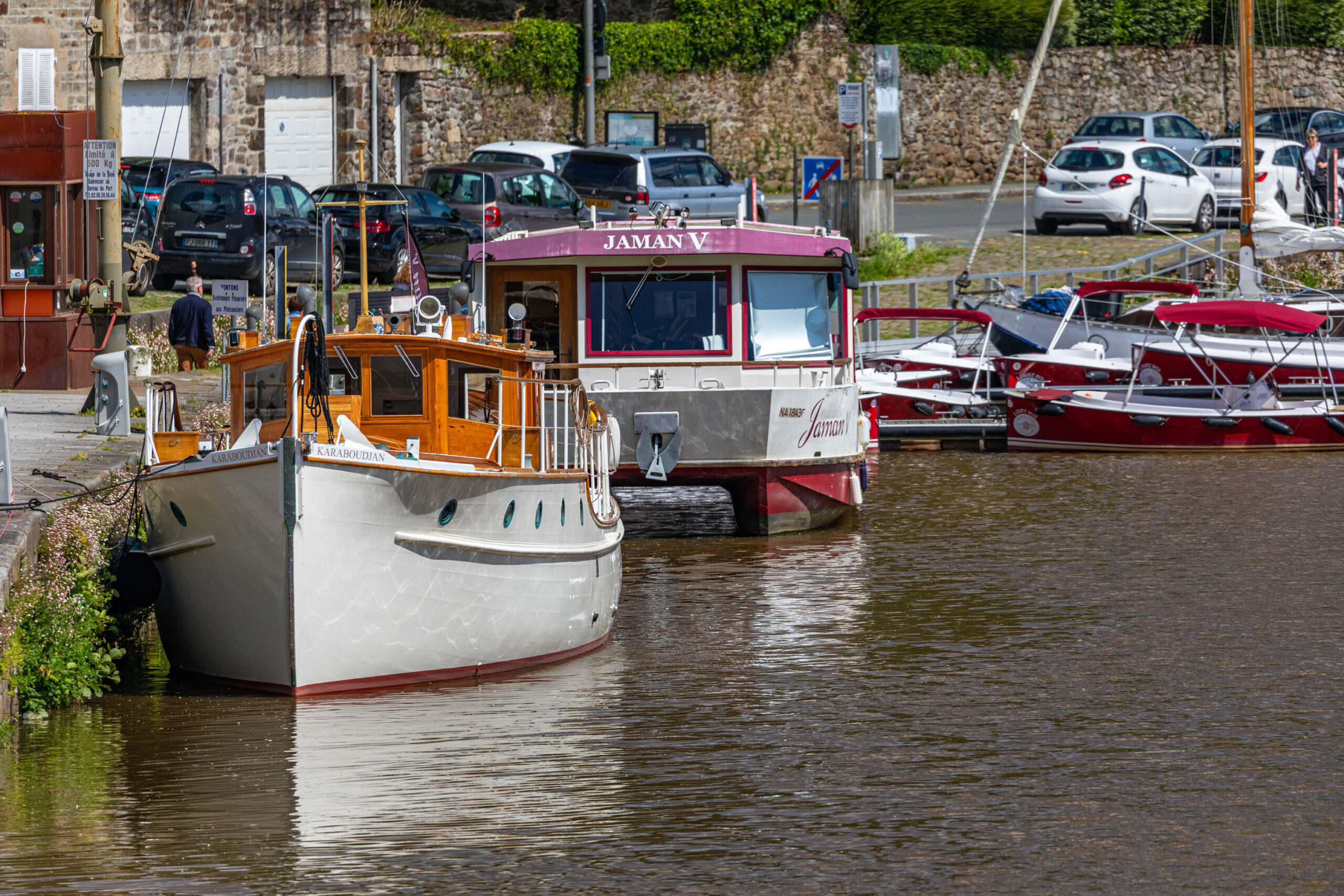 Boote auf dem Fluß La Rance in der Mittelalterlichen Stadt Dinan