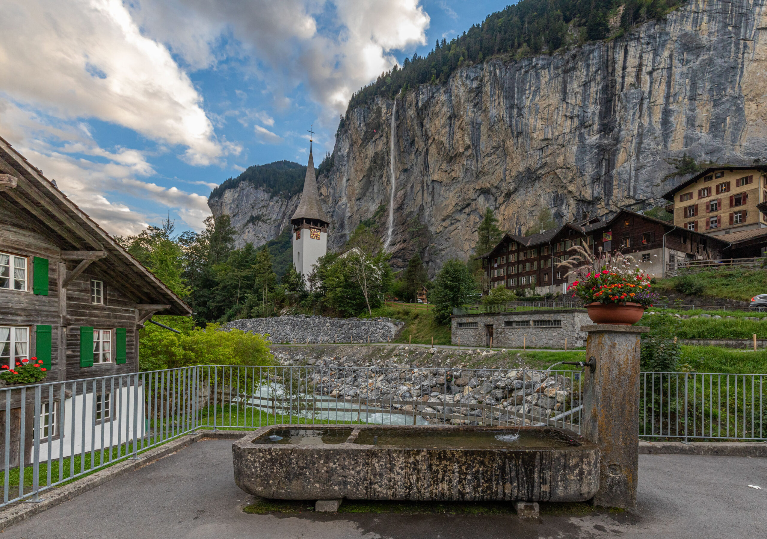 Der berühmte Staubbachfall in Lauterbrunnen, dem weltbekannten Dorf im Berner Oberland