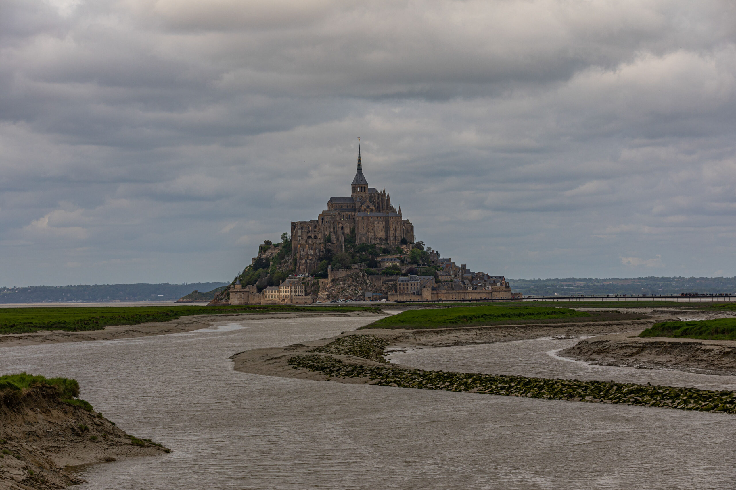 An der Grenze zwischen der Normandie zur Bretagne findet man den beeindruckenden Bau des Le Mont-Saint-Michel im Wattenmeer