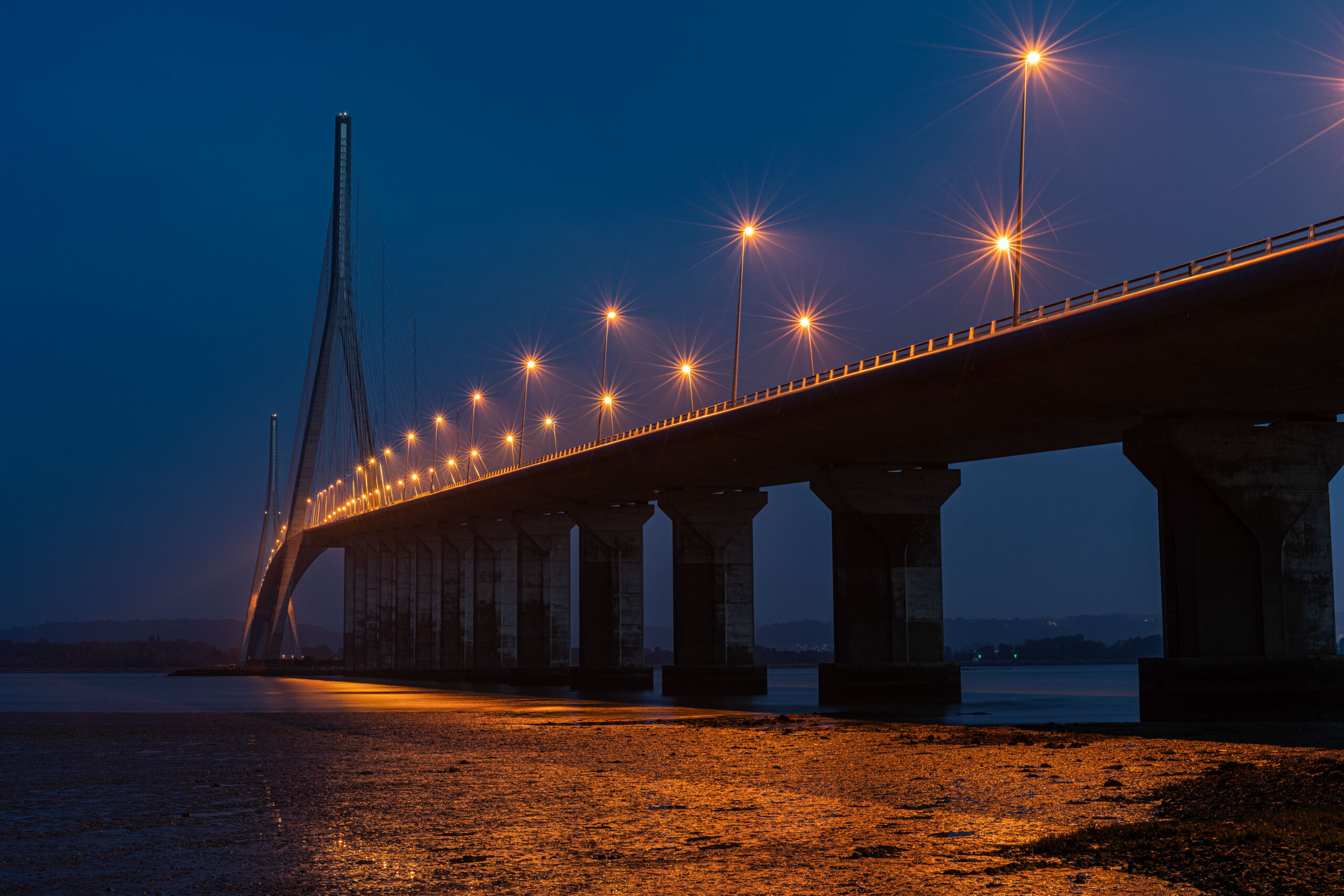 Ein Wahrzeichen dieser Region im Norden Frankreichs ist die riesige Brücke über die Seine, der Le Pont de Normandie