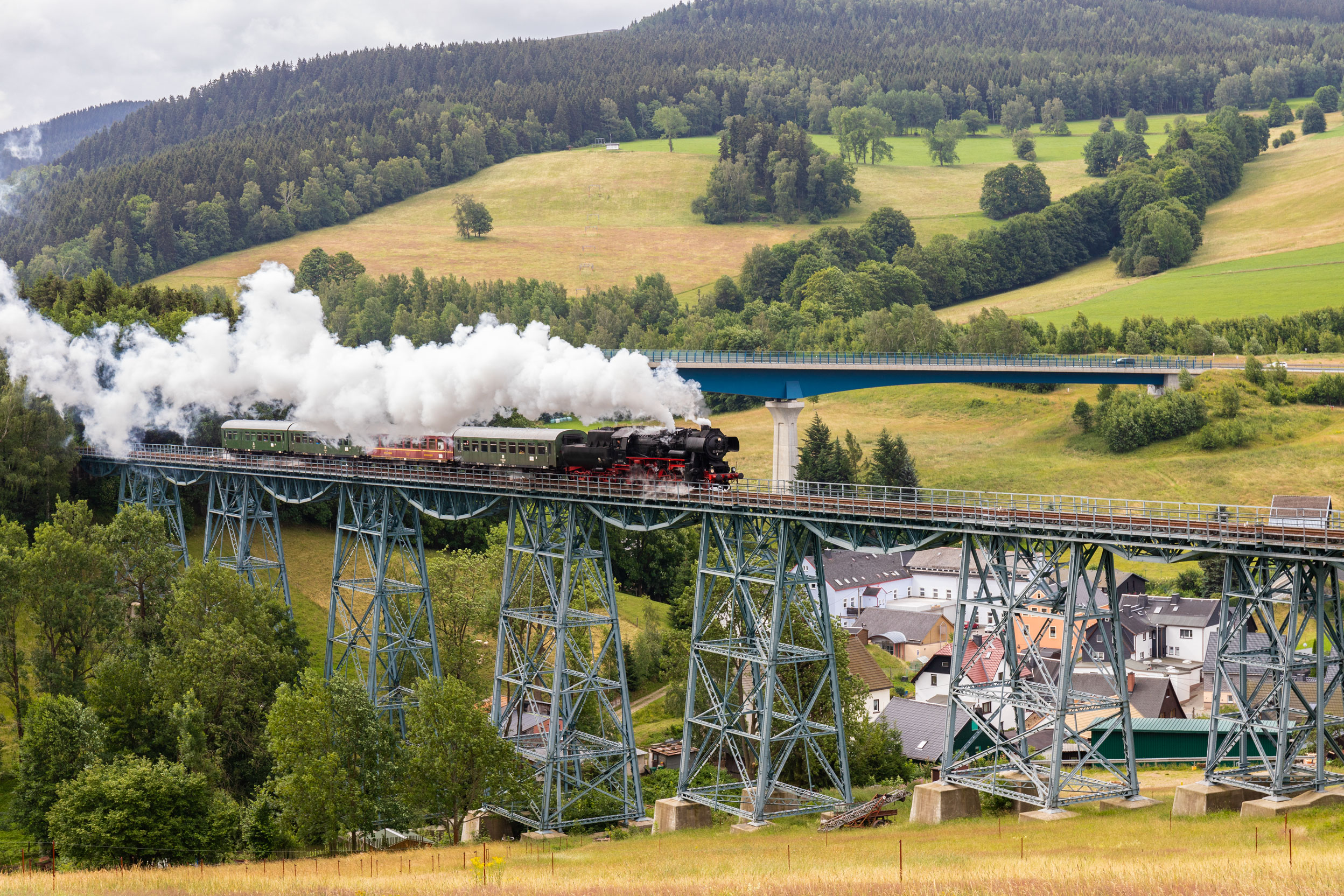 Alte Dampflock fährt über das Markersbacher Viadukt