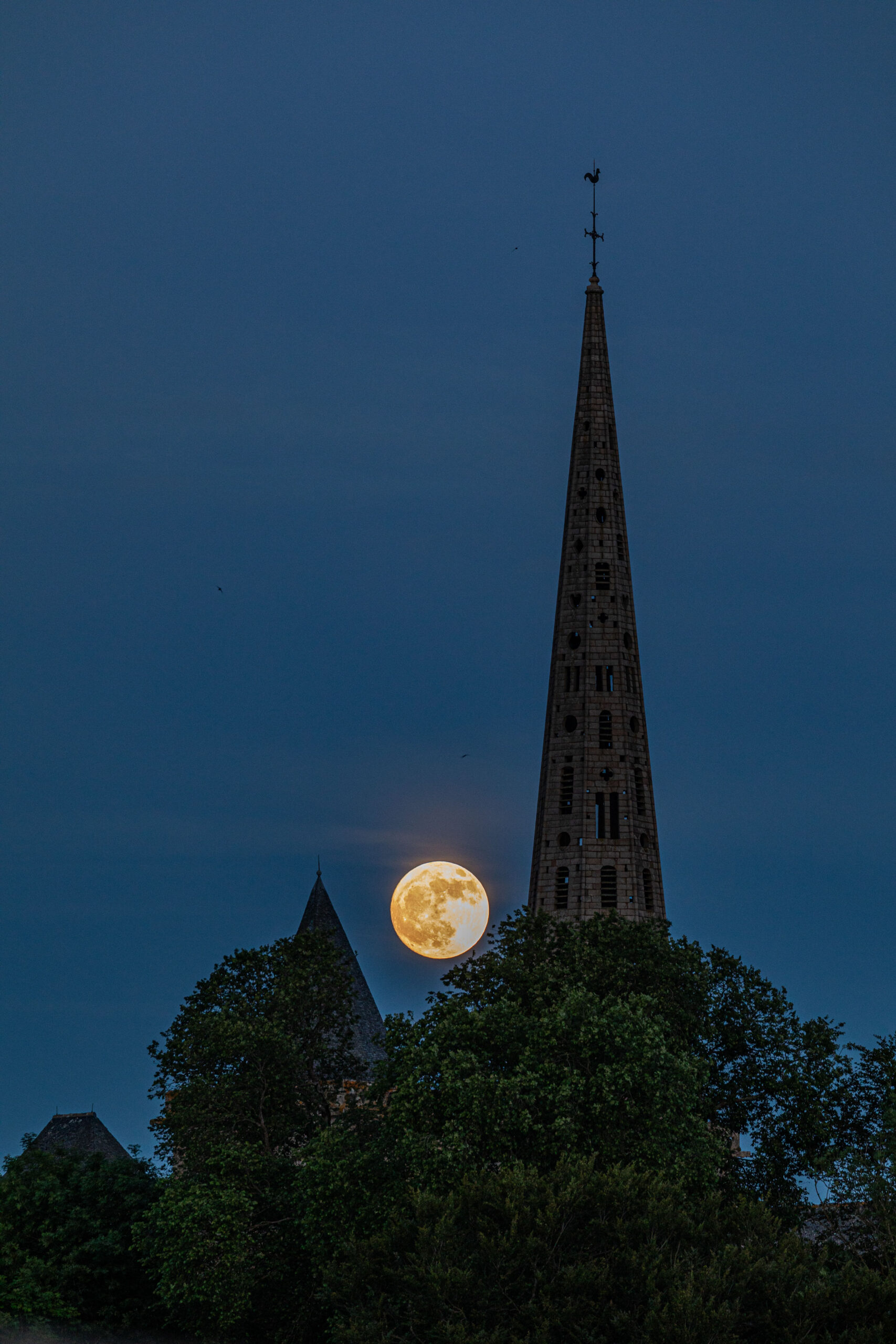 Der Mont zwischen den Turmspitzen der Kathedrale Saint- Tugdual in Tréguir