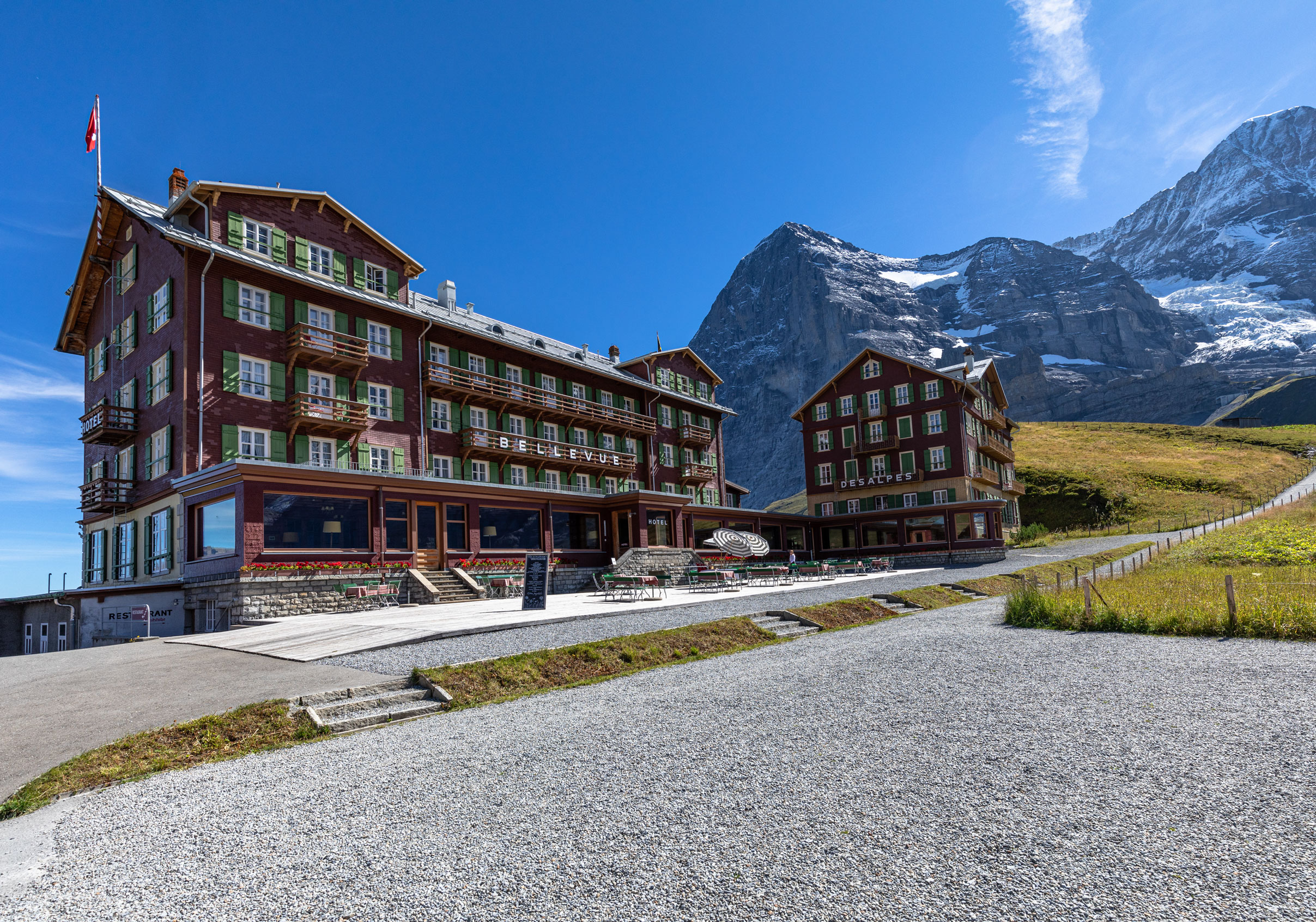 Die beiden mondänen Hotels Bellevue und Les Alpes unterhalb der Eiger Nordwand