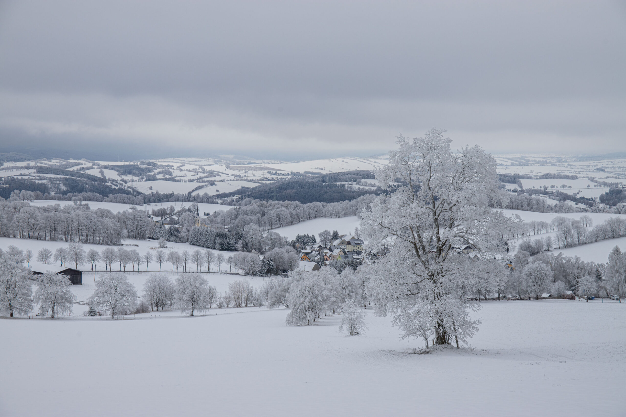 Der kleine Ort Neundorf im Winterkleid