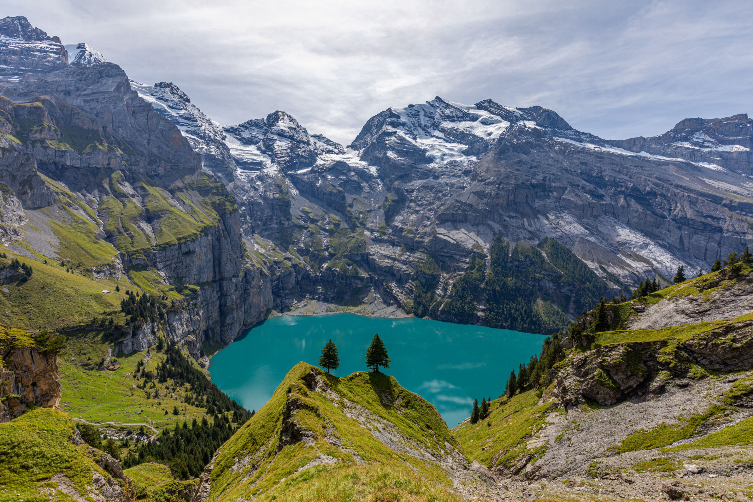 Der Oeschienensee mit seinem smaragdgrünen Wasser ist eines der meistbesuchte Naturwunder im Berner Oberland, Landschaft