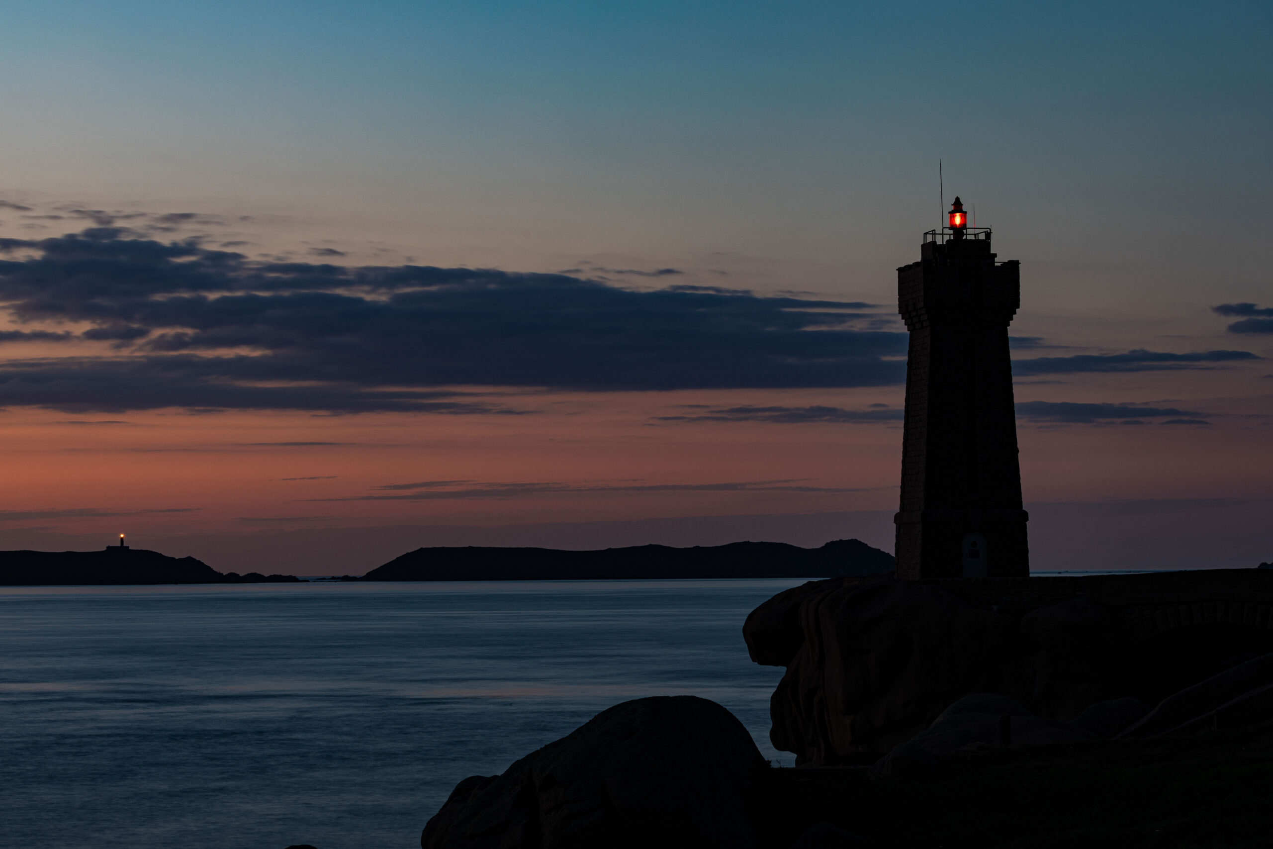 Phare de Mean Ruz sendet sein Licht in die bretonische Nacht