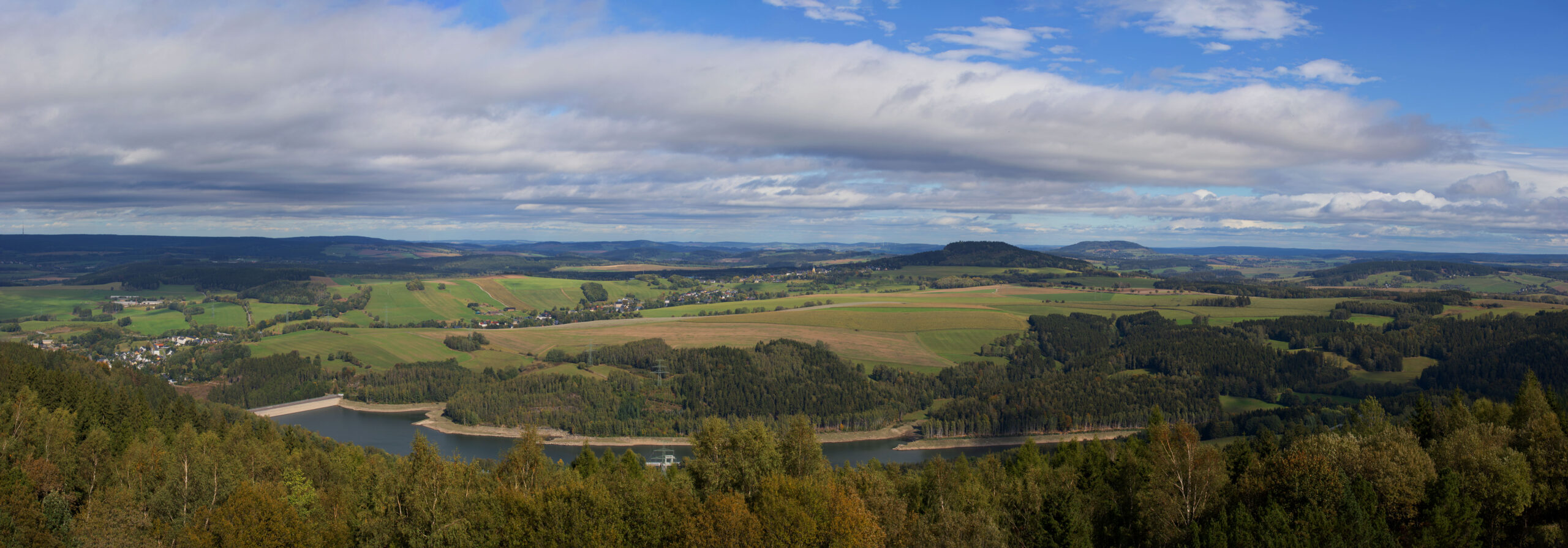 Blick vom Oberbecken des Pumpspeicherwerkes hinein ins Erzgebirge