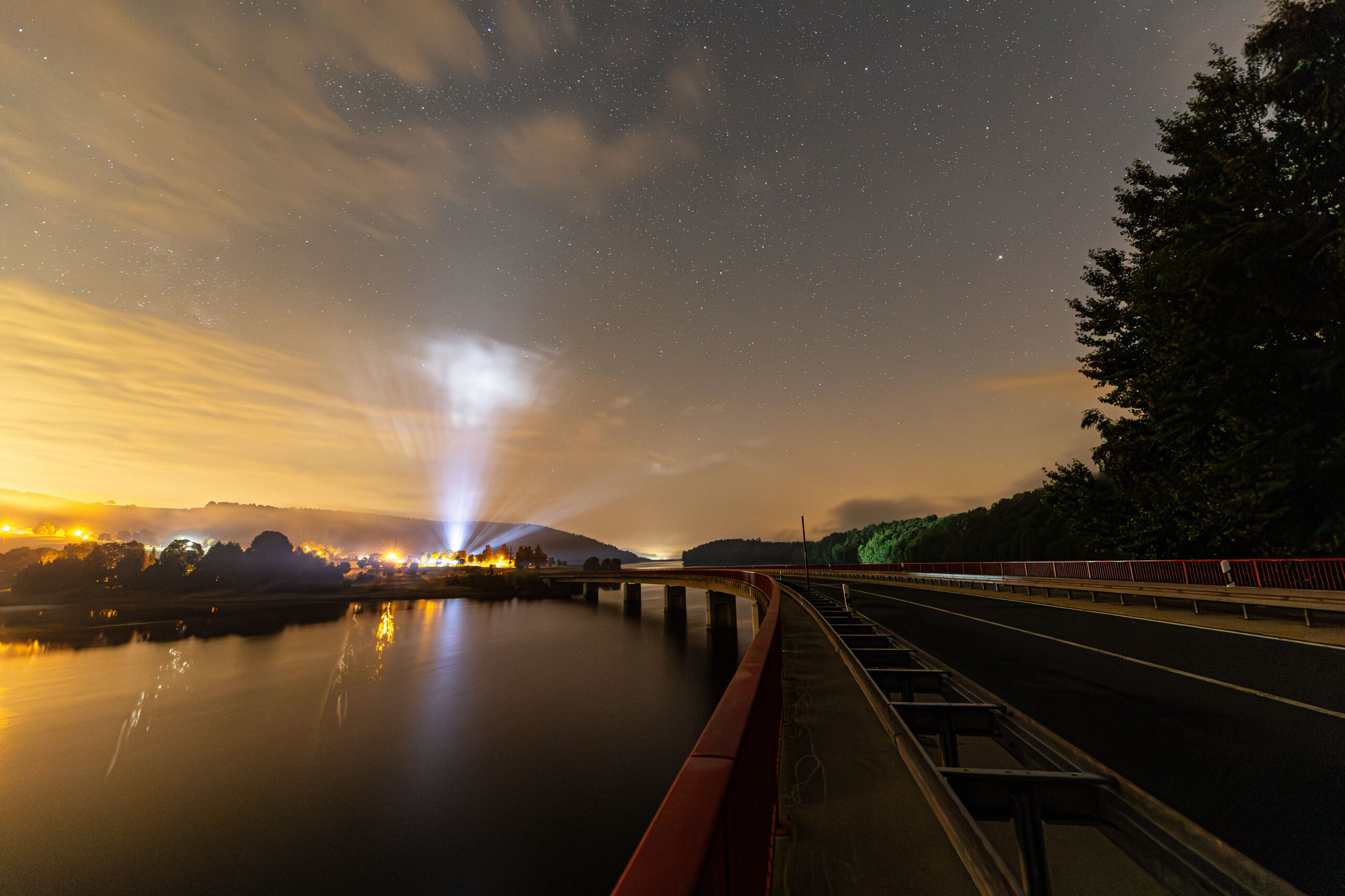 Auf der Rauschenbachtalsperrenbrücke bei Nacht