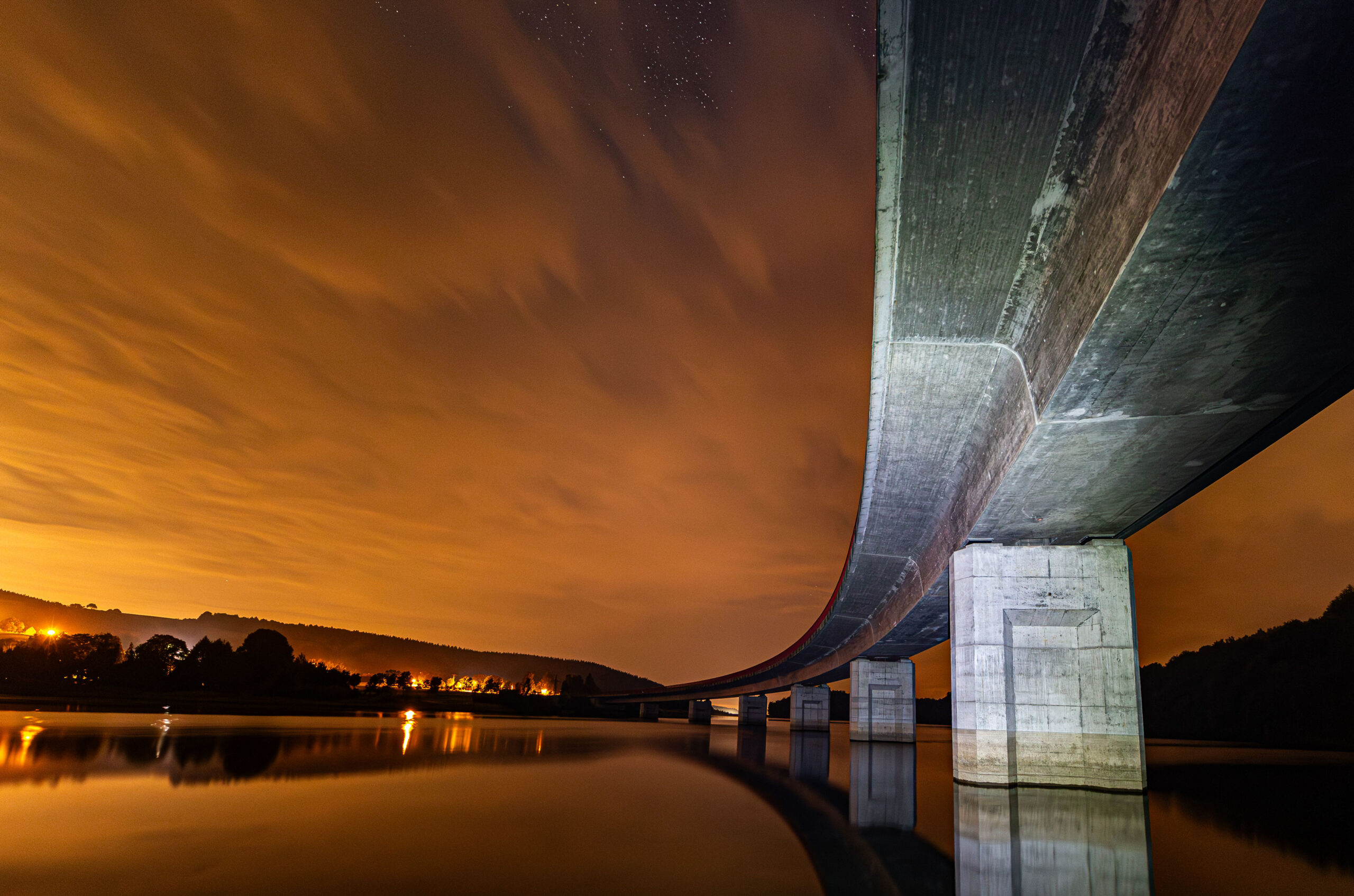 Unter der Rauschenbachtalsperre bei Nacht