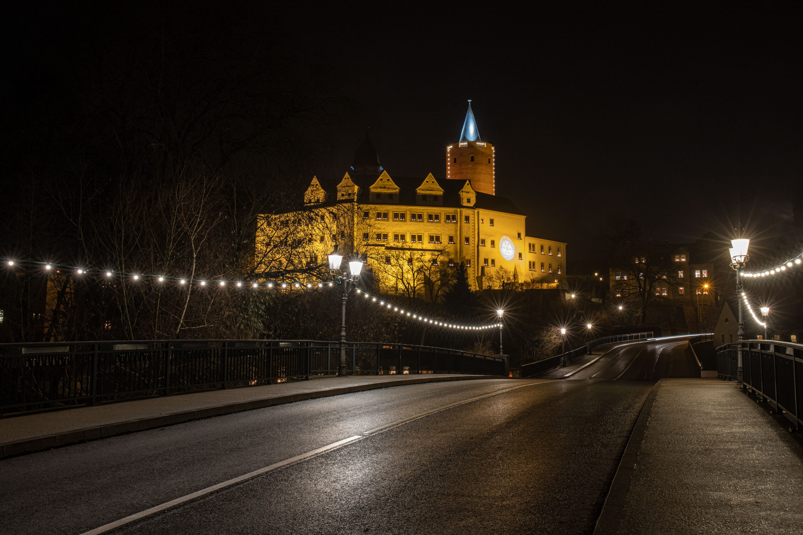 das Schloß Wildeck in Zschopau in weihnachtlicher Festbeleuchtung