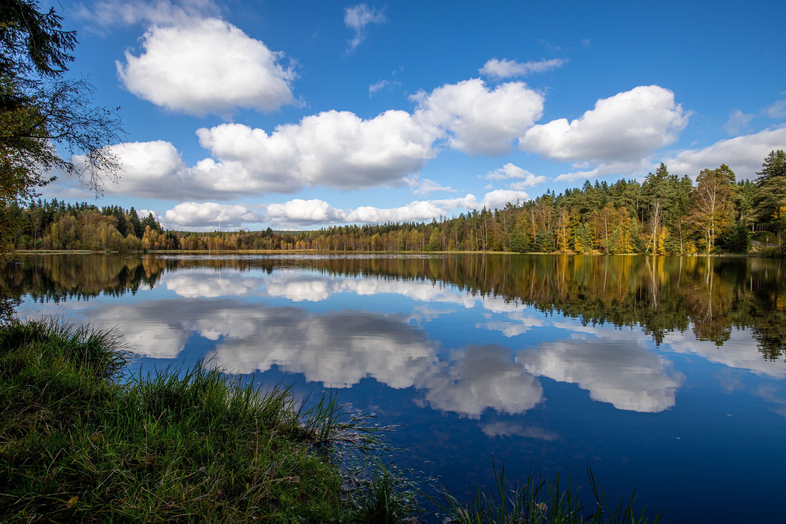 Im Schwarzen Teich bei Elterlein spiegeln sich die Wolken