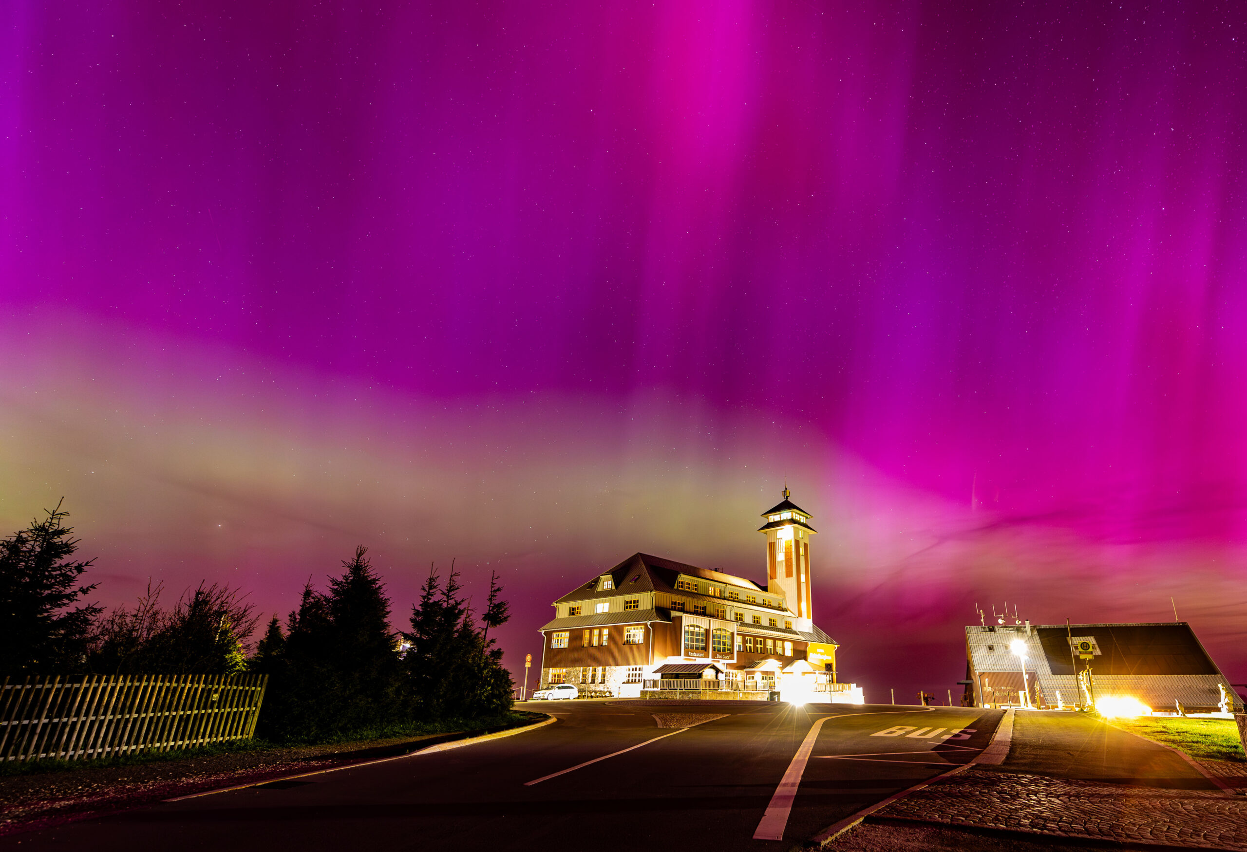 Sonnensturm im Erzgebirge beschert uns einen lila Himmel