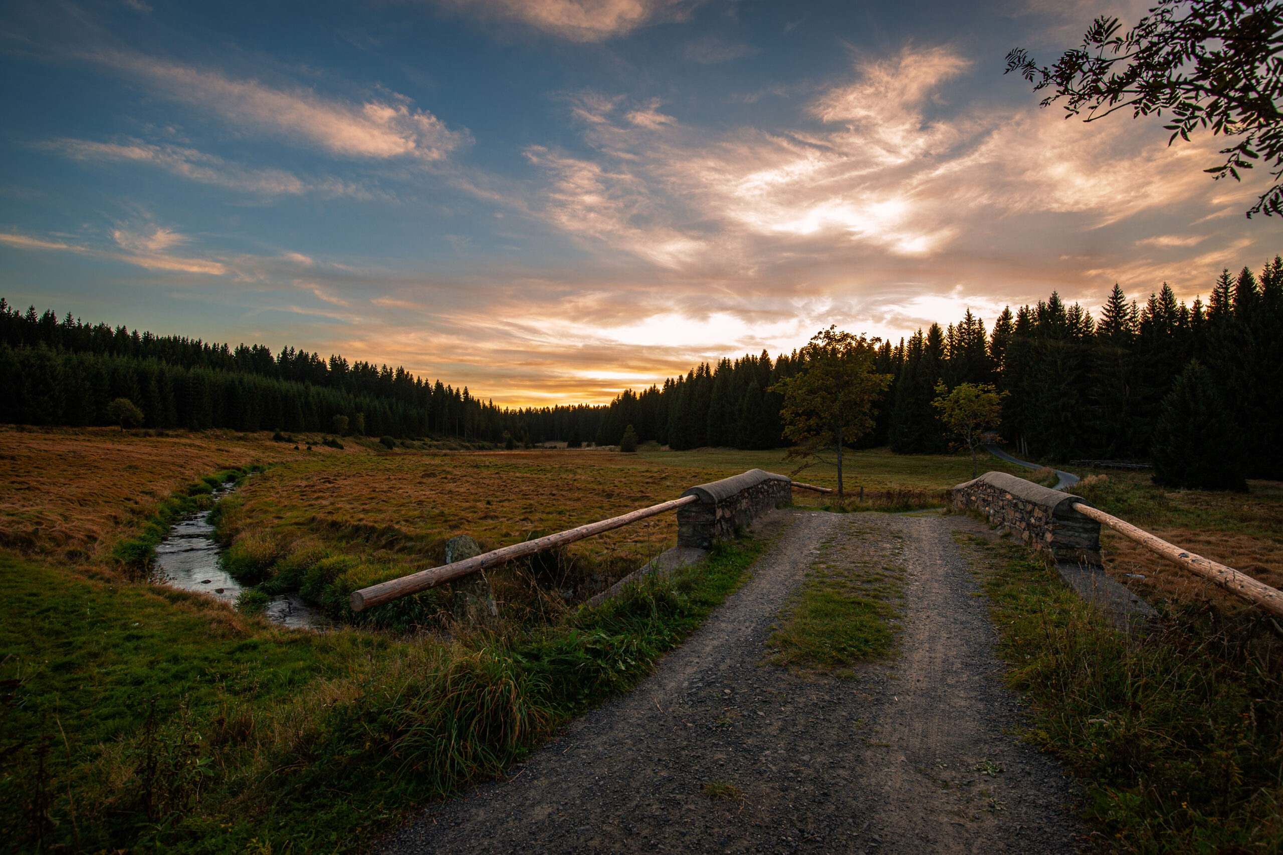 Sonnenuntergang an der alten Steinbrücke am Schwarzwasser