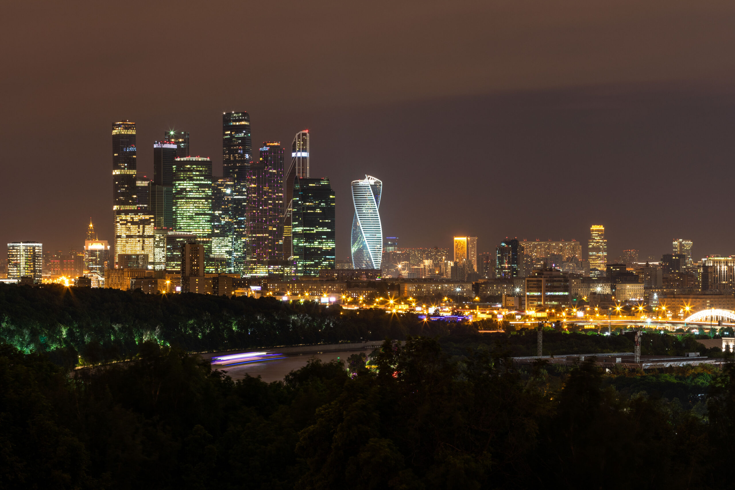 Die Skyline von Moskau bei Nacht ist am besten von den Sperlingsbergen zu bewundern