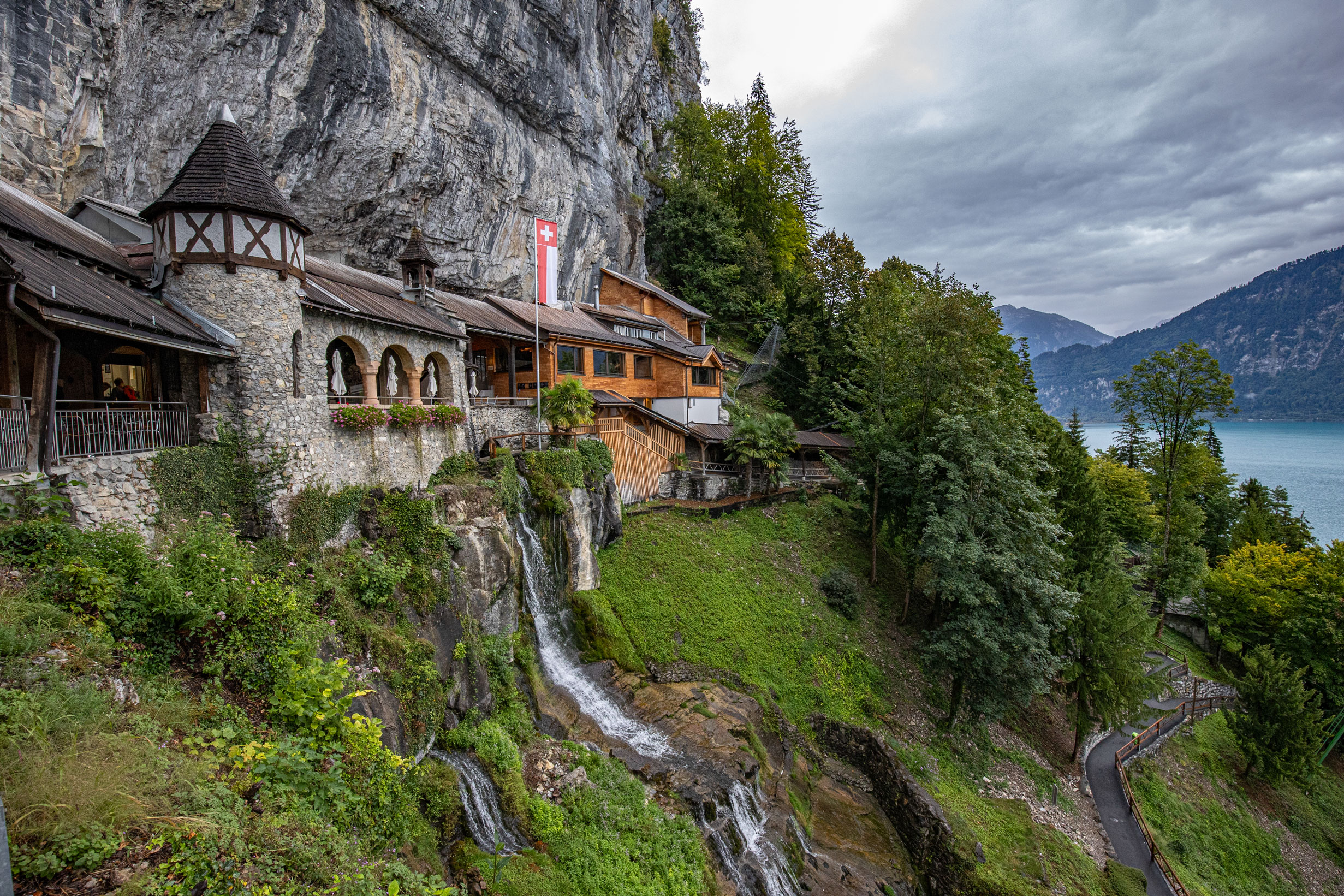 Sehr schöne Außenanlage umgibt den Eingang zur St. Beatus Höhle im Berner Oberland