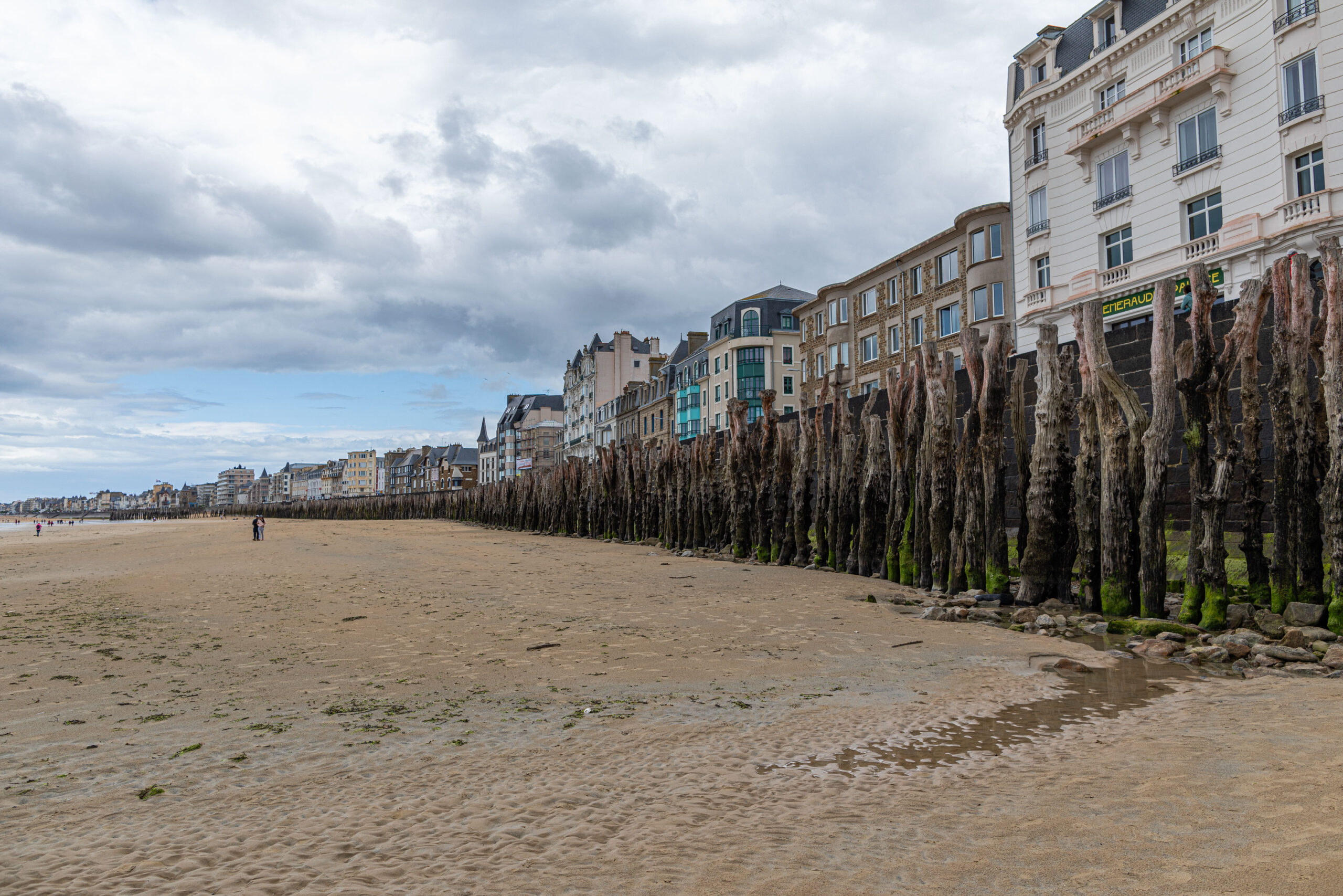 Wellenbrecher aus Baumstämmen an der Küstenmauer von Saint-Malo, Hauptstadt der Bretagne, alte Piratenstadt