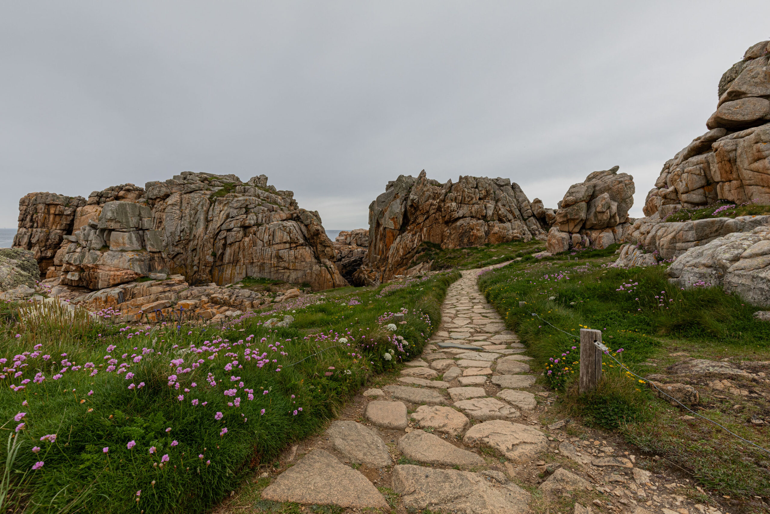 Küstenwanderweg in Plougrescant im Norden der Bretagne