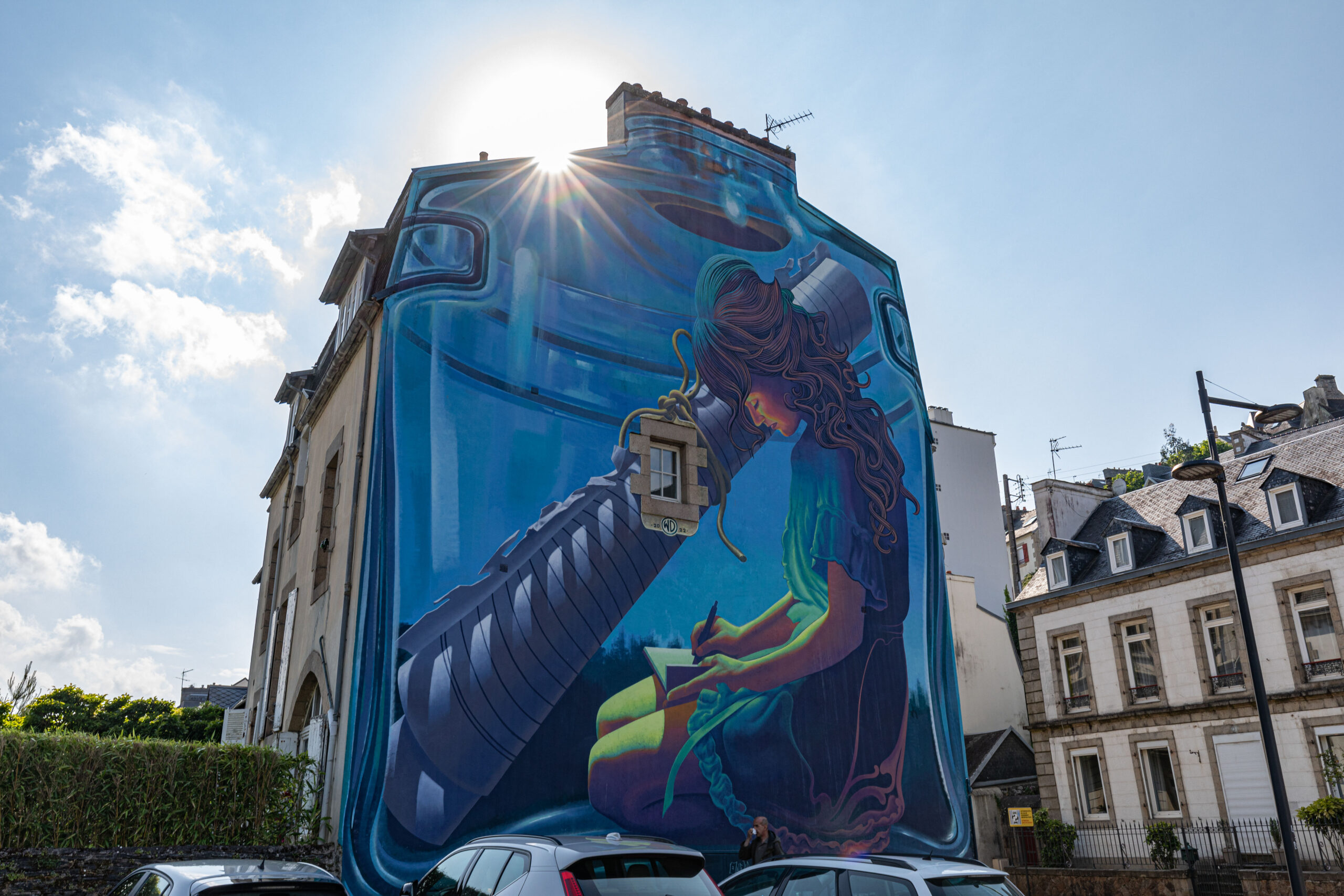 Street art in Morlaix einer Stadt in der Bretagne, Riesiges Häusergemälde, Mädchen in einer Flasche