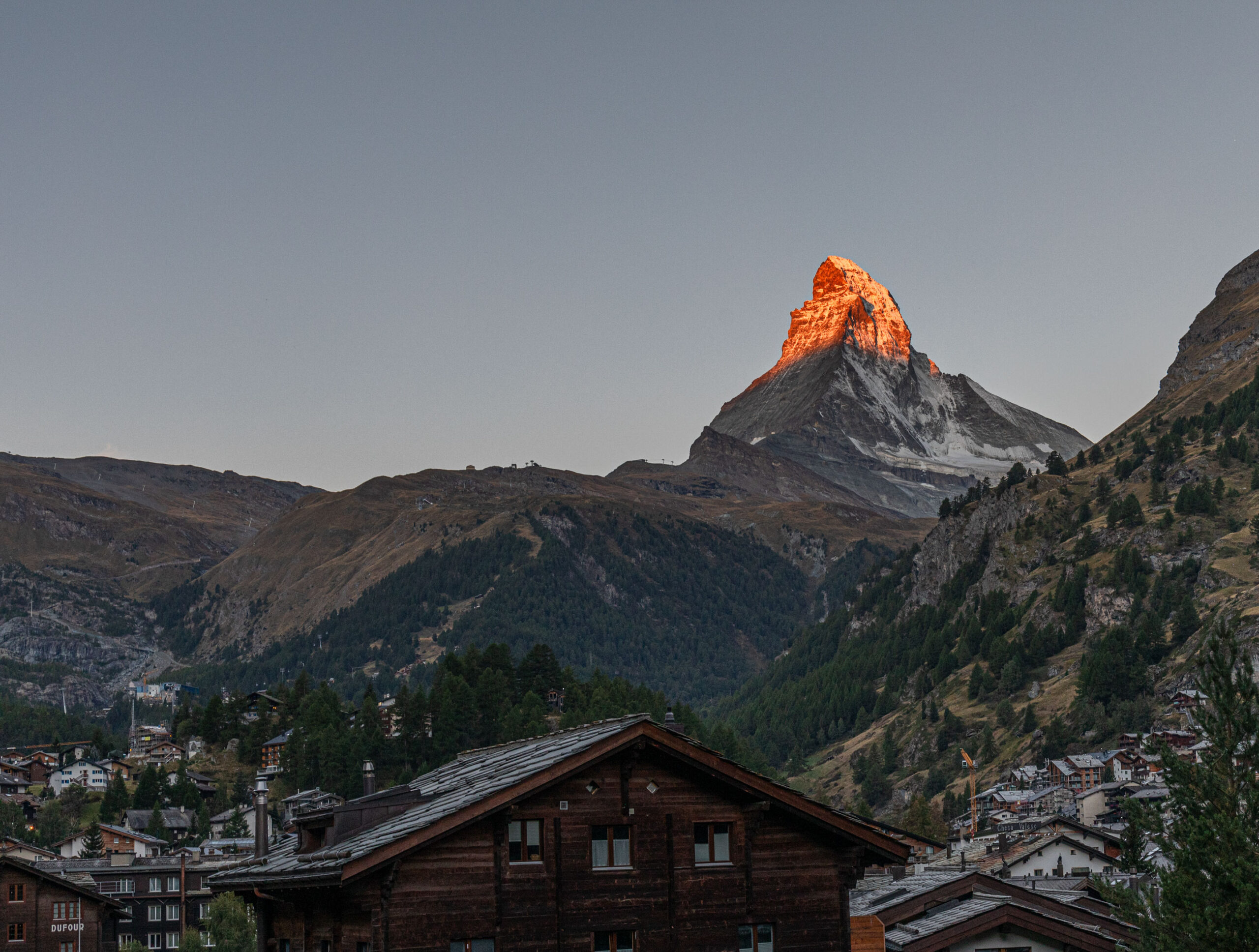 Sonnenaufgang über Zermatt lässt die Bergspitze des Matterhorns erglühen