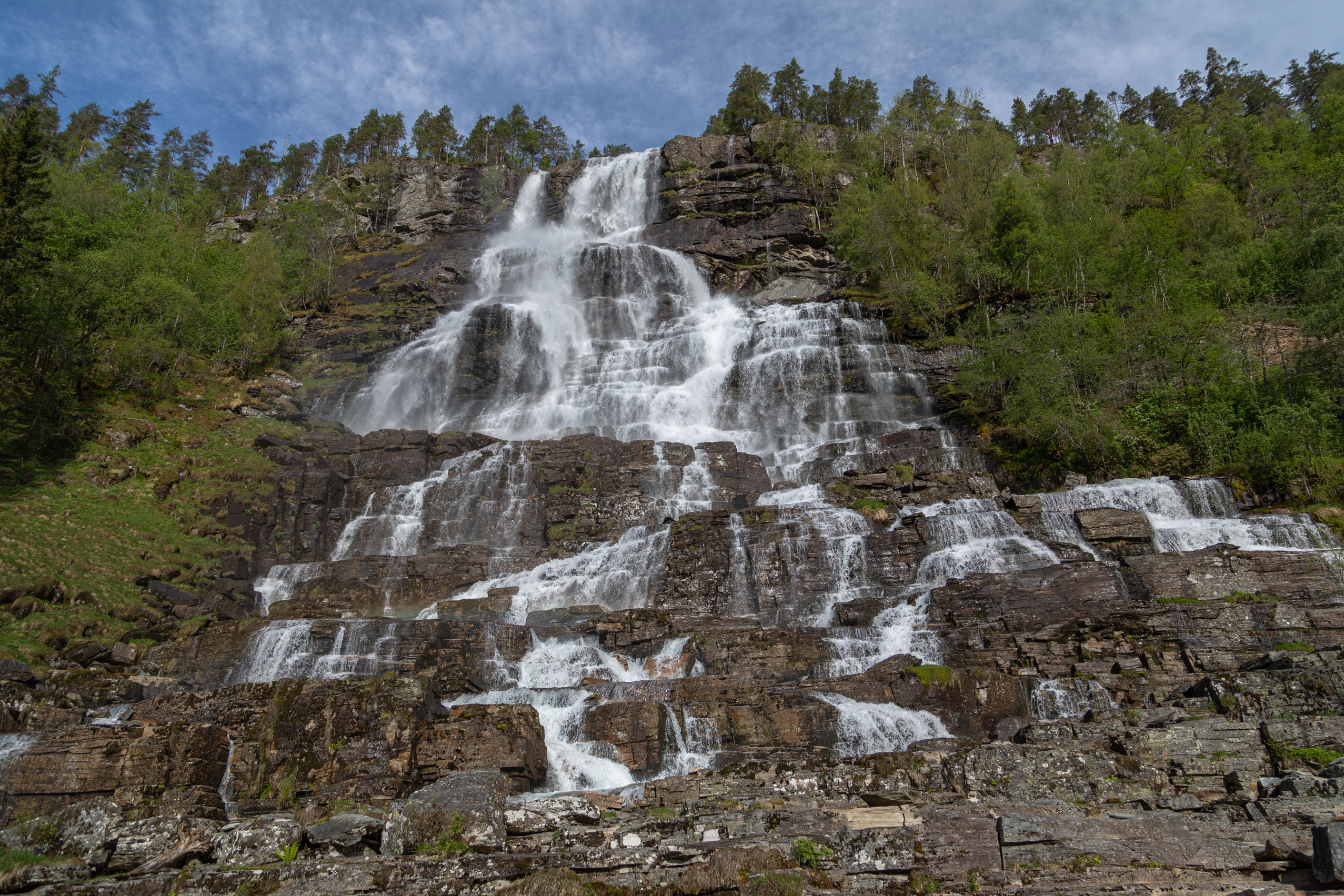 Einer der beeindruckenden Wasserfälle von Norwegen ist der Tvindefossen der über kaskadenartigen Felsen in die Tiefe stürzt