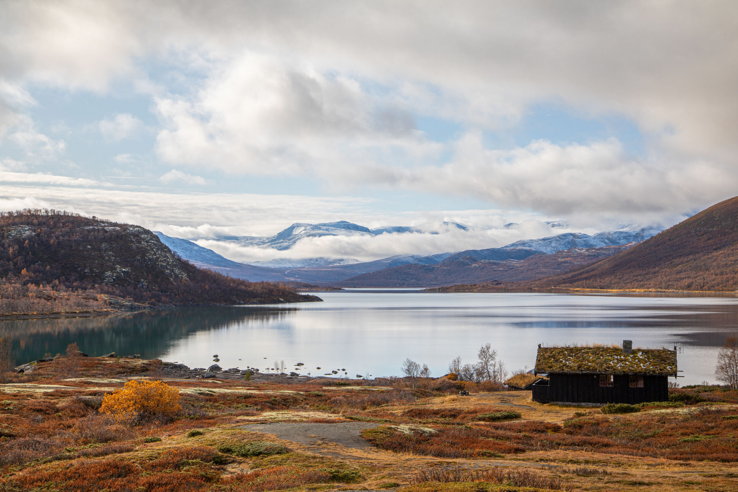 Es ist recht einsam in den Hochebenen Norwegens wie hier an einem stillen See auf der Strecke der Valdresflye