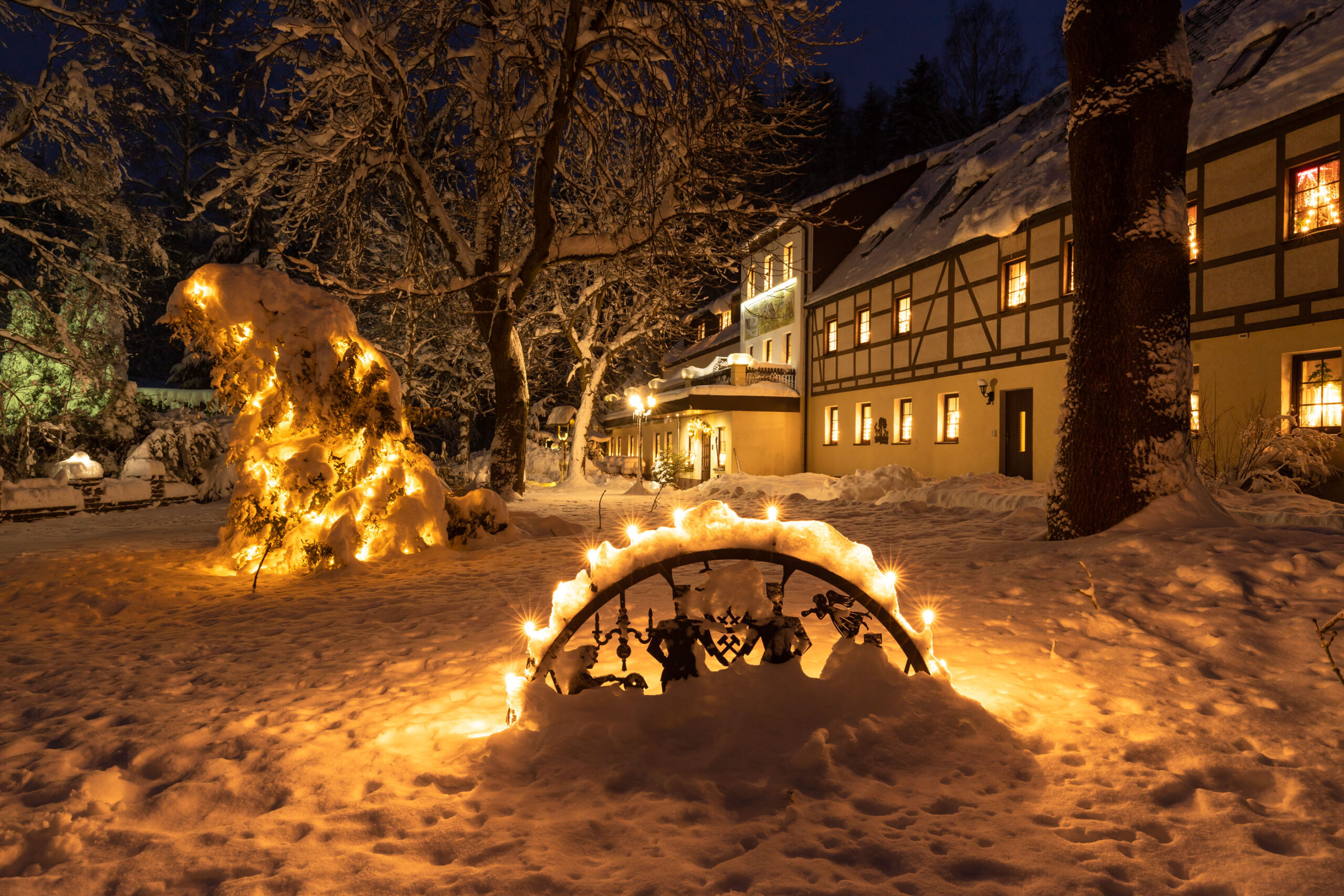 Der Schwibbogen, ein traditionelles Symbol im Erzgebirge steht vorm Waldgasthof und Hotel Sauwald in Tannenberg