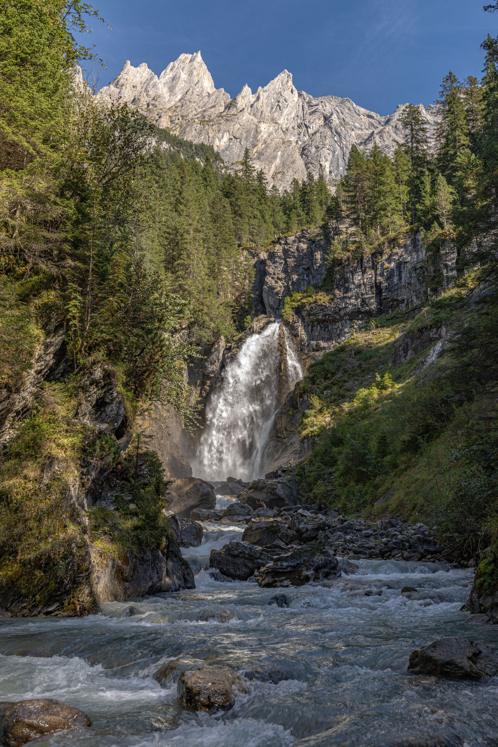 Der Wasserfall schießt aus der Gletscherschlucht in Rosenlaui einer kleinen Gemeinde im Berner Oberland