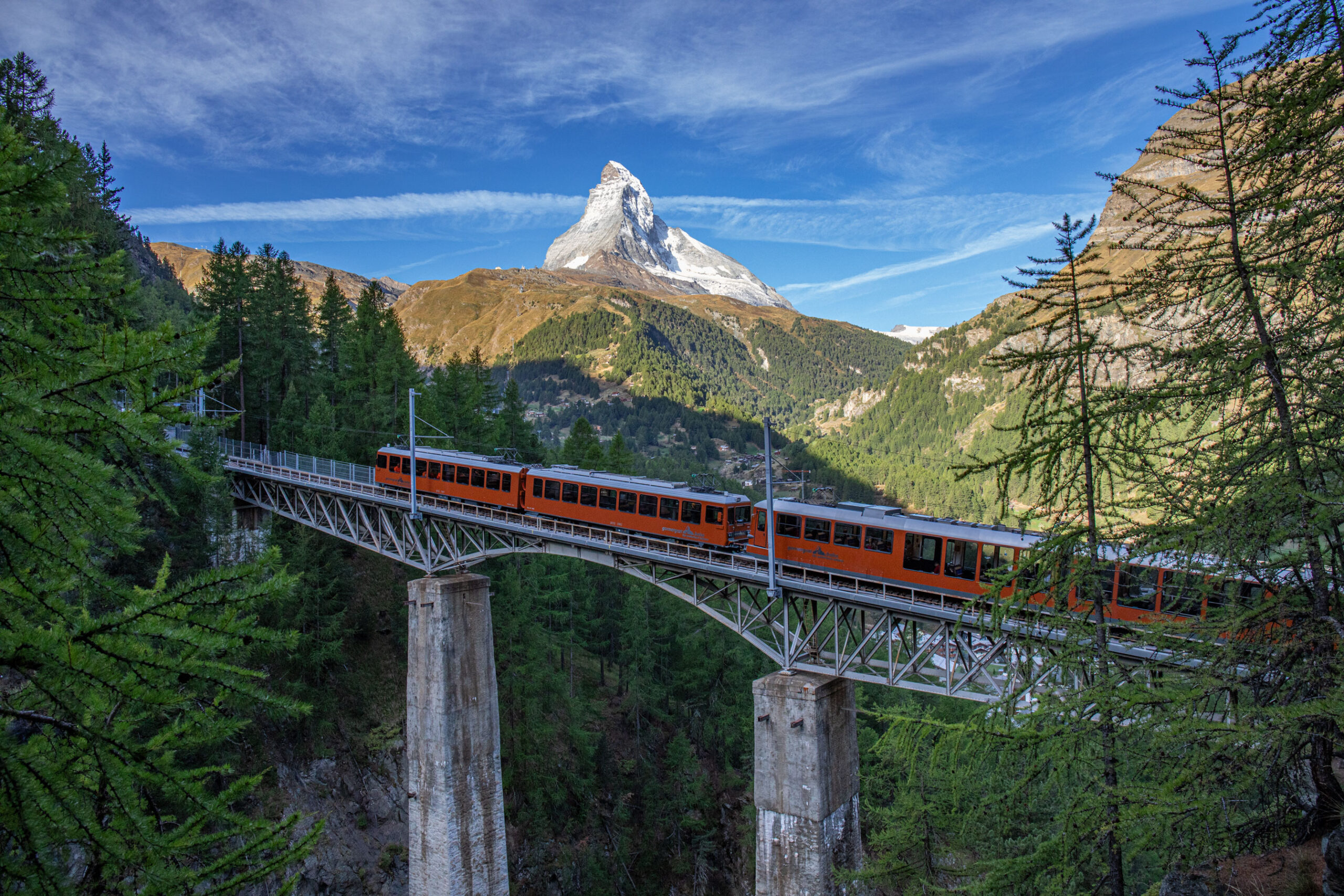 Gornergratbahn überquert die Findelbachbrücke bei Zermatt