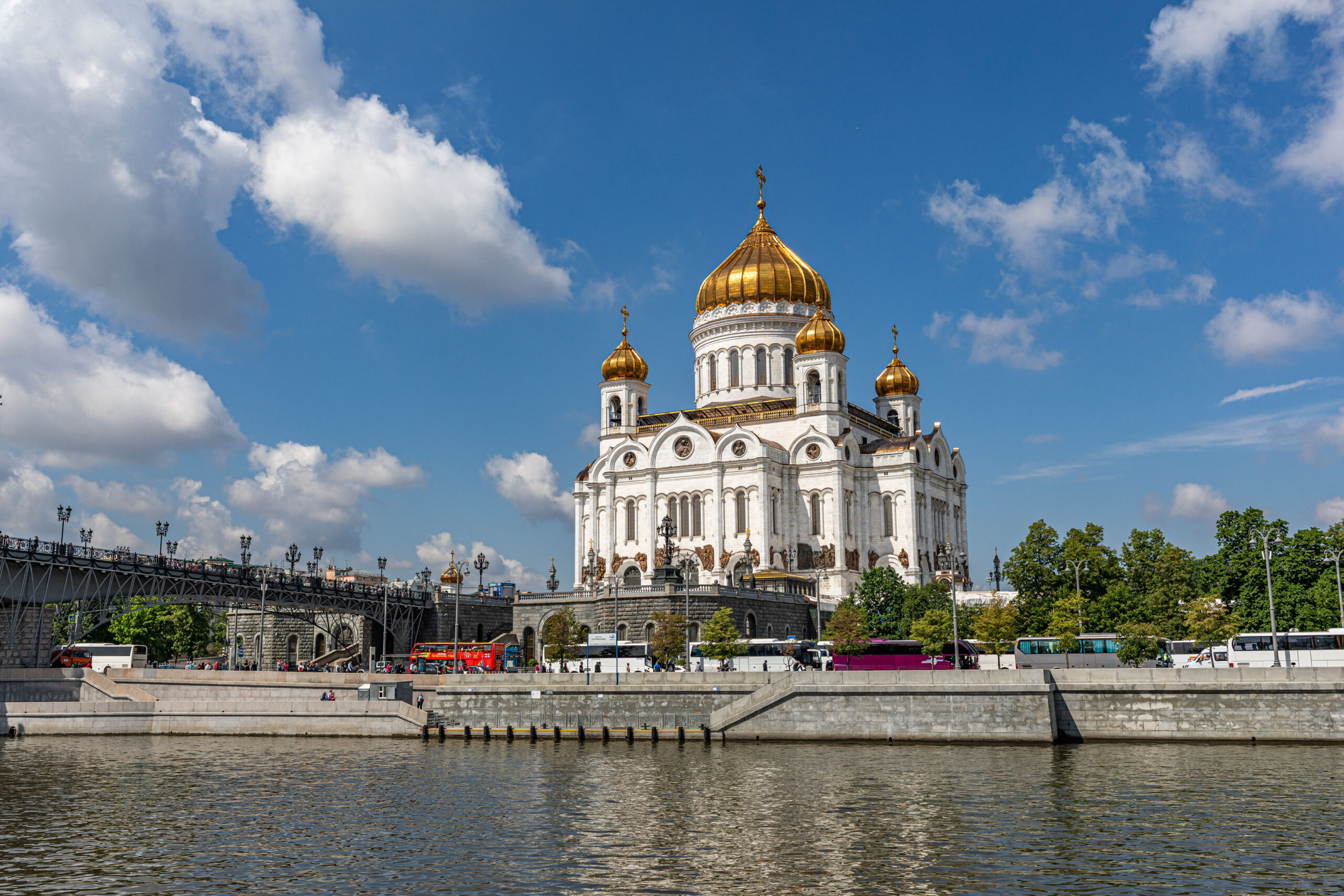 Die mächtige Christ-Erlöser-Kathedrale am Ufer der Moskva