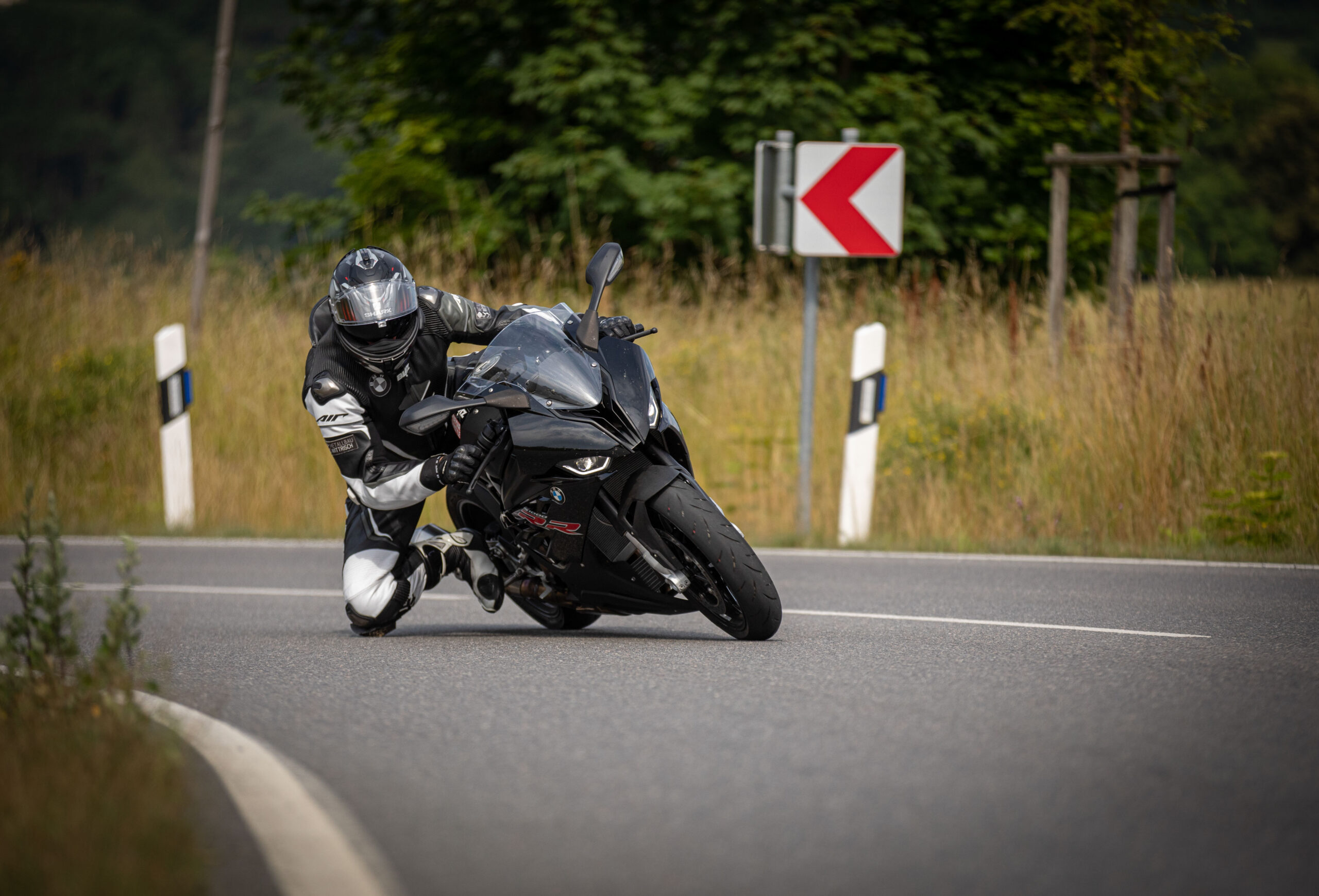 BMW RR 1000 Motorradfahrer in steiler Kurvenlage, Knieschleifer, Aufgesetztes Knie, Sport in der Freizeit