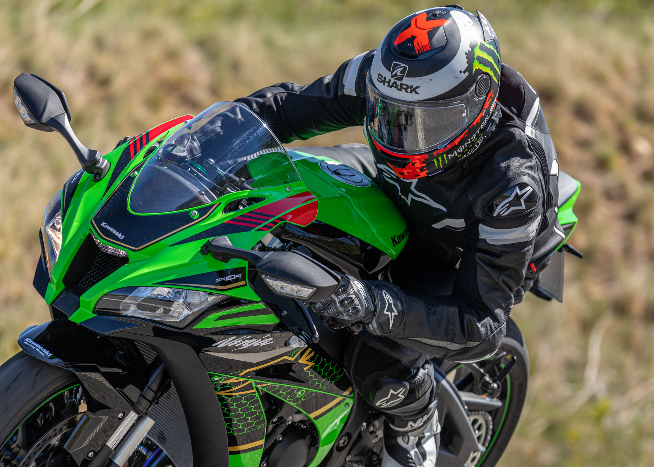 Biker auf Kawasaki Ninja, Motorradfahrer, Fotoshooting mit Biker, Sport und der Freizeit,