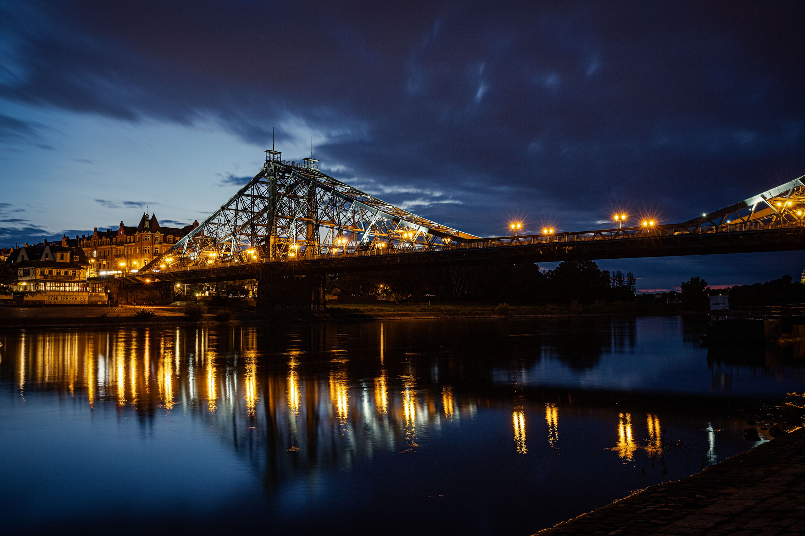 Das Blaue Wunder in Dresden nach dem Sonnenuntergang