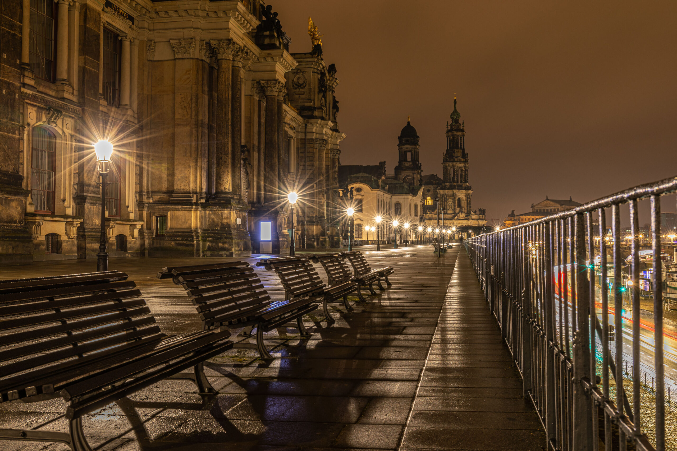 Die Brühlsche Terrasse bei Nacht nach dem Regen