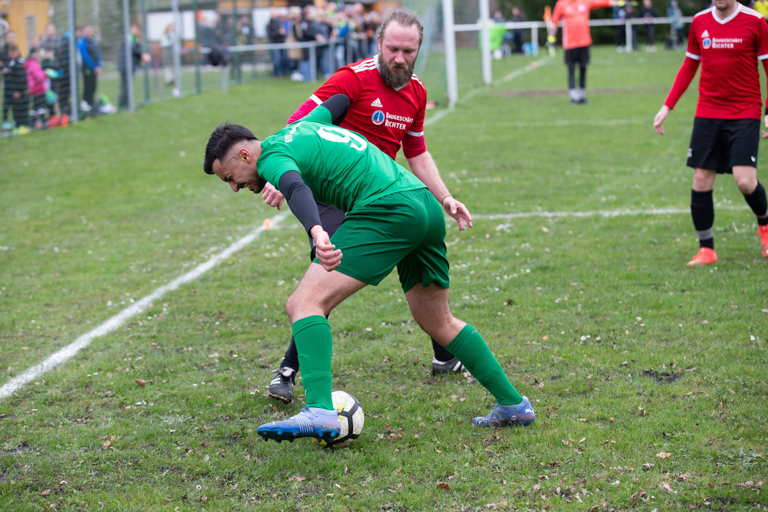 Derby Wiesa gegen Neundorf. Zweikampf. Fotoshooting Fussballspiel Eintracht Zschopautal gegen Neundorf.