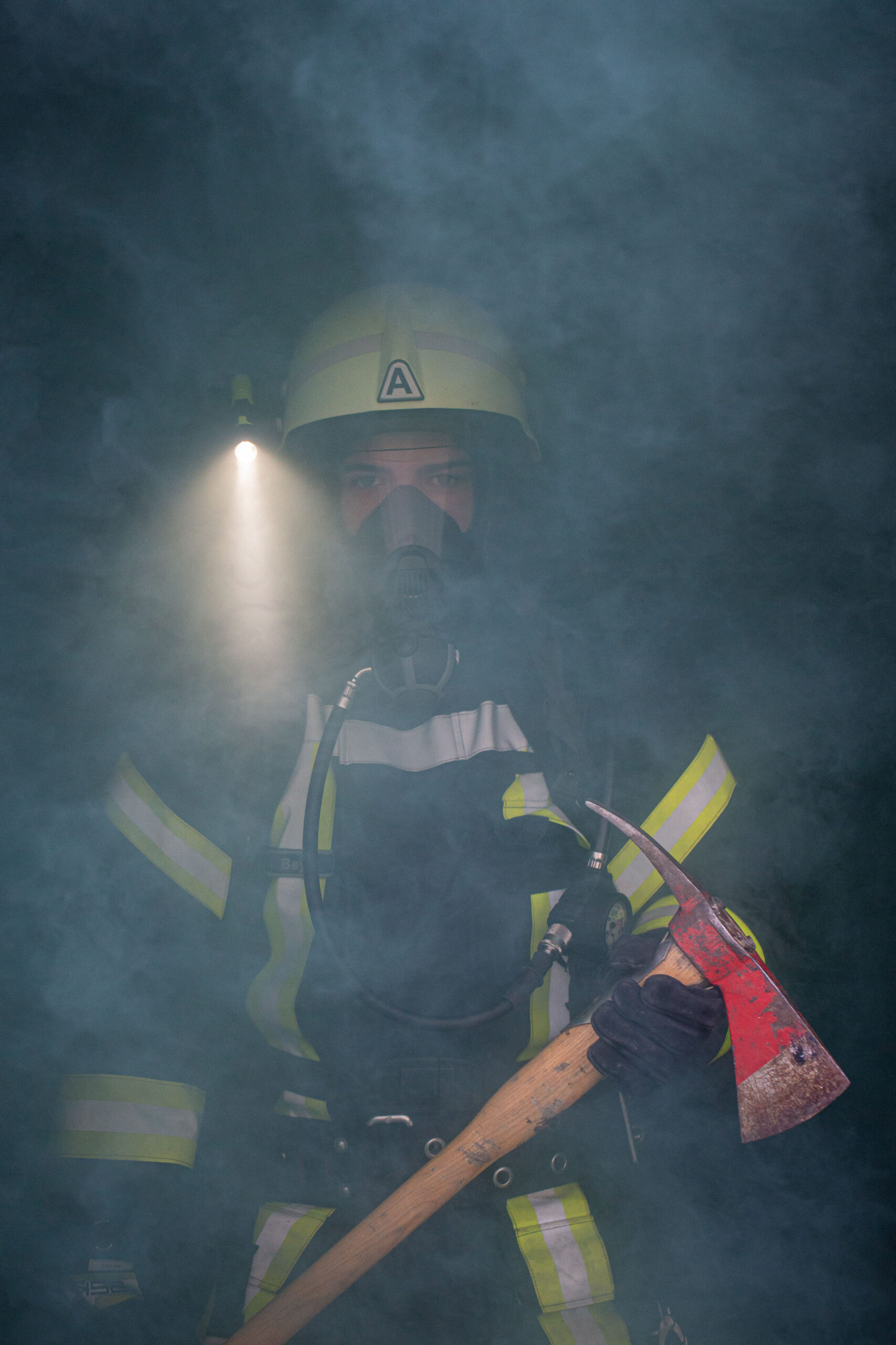 Feuerwehrmann steht im Rauch, Atemschutzträger im Feuerrauch, Fotoshooting Feuerwehr