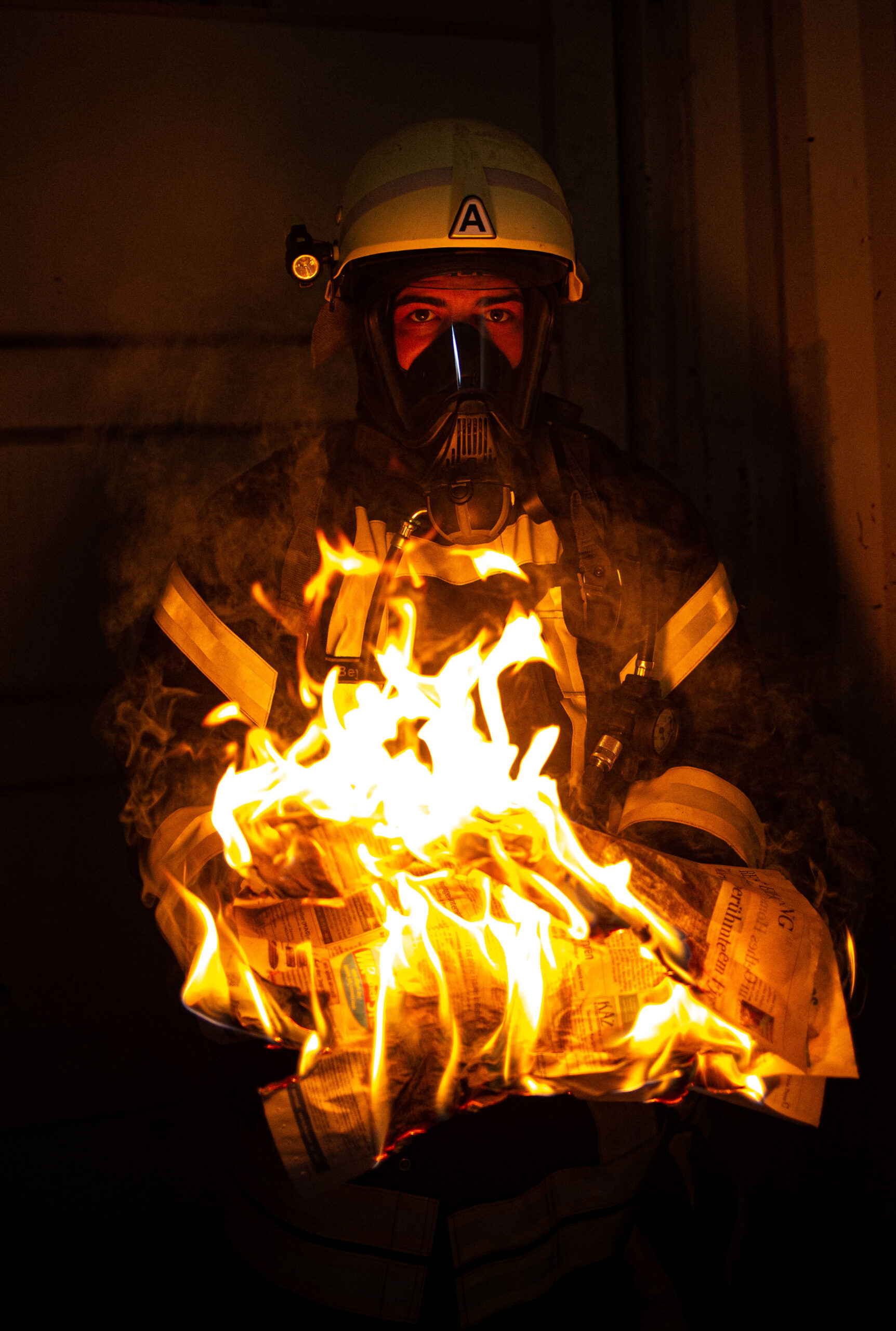 Feuerwehrmann in Flammen, brennender Feuerwehrmann, Shootingidee brennende Zeitung