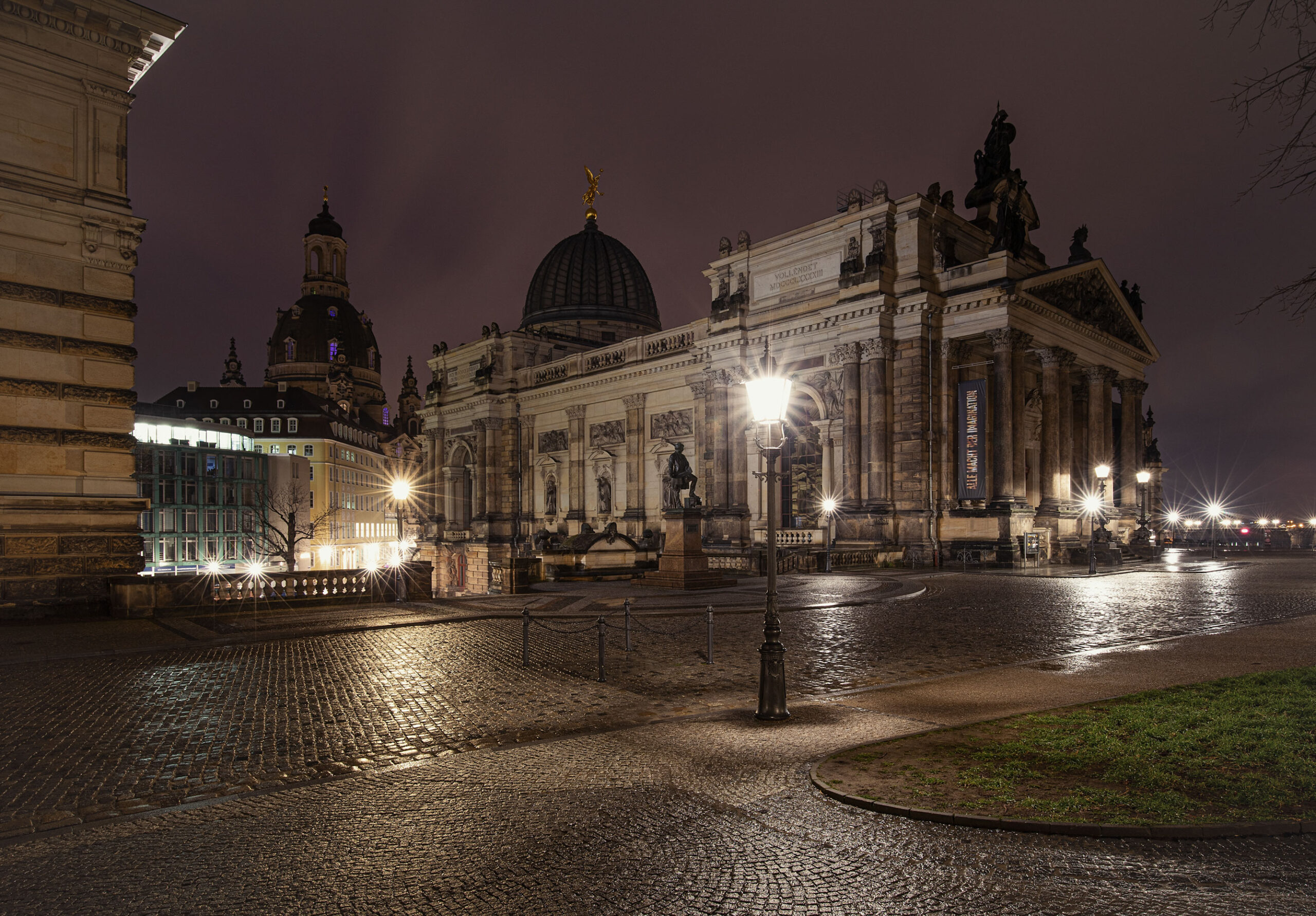 Georg Treu Platz in Dresden bei Nacht