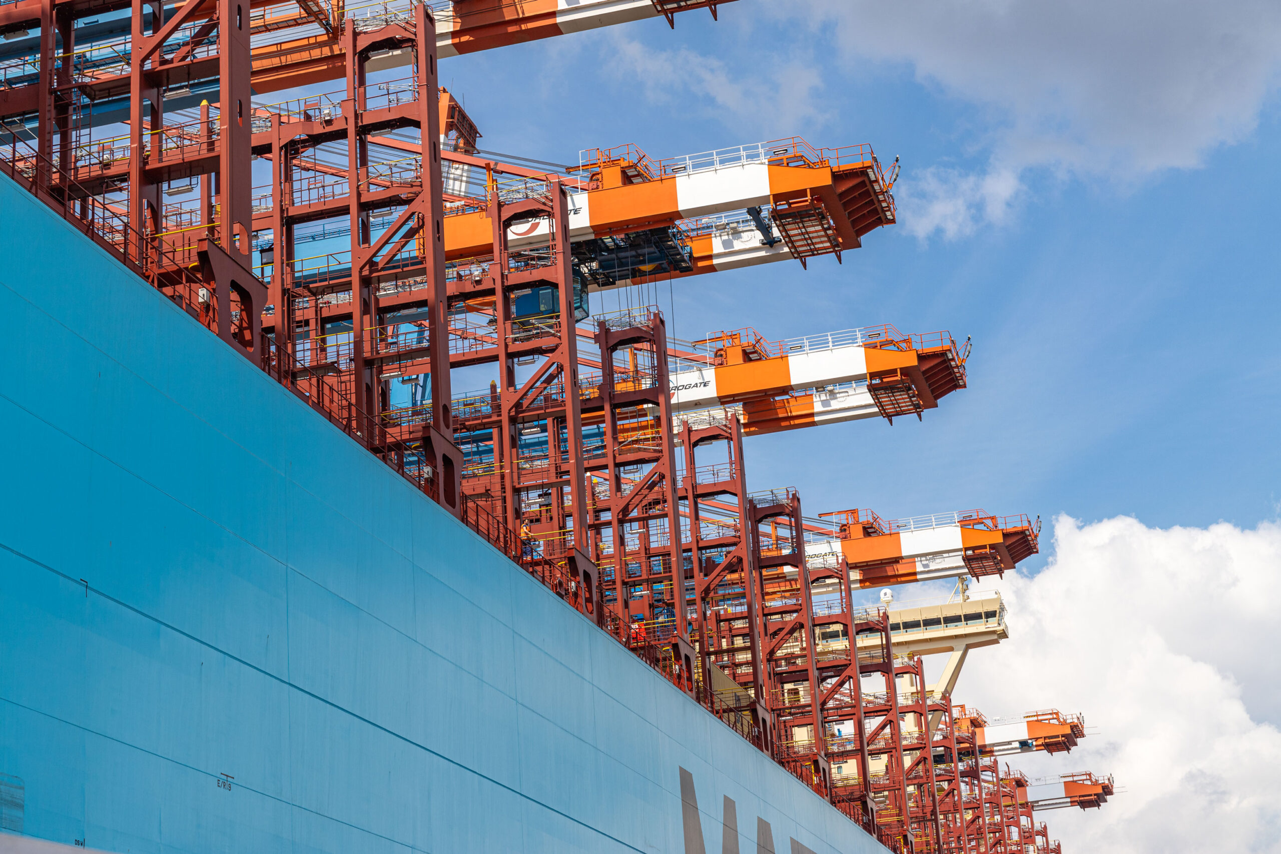 Gigantisches Containerschiff wird im Hamburger Hafen beladen