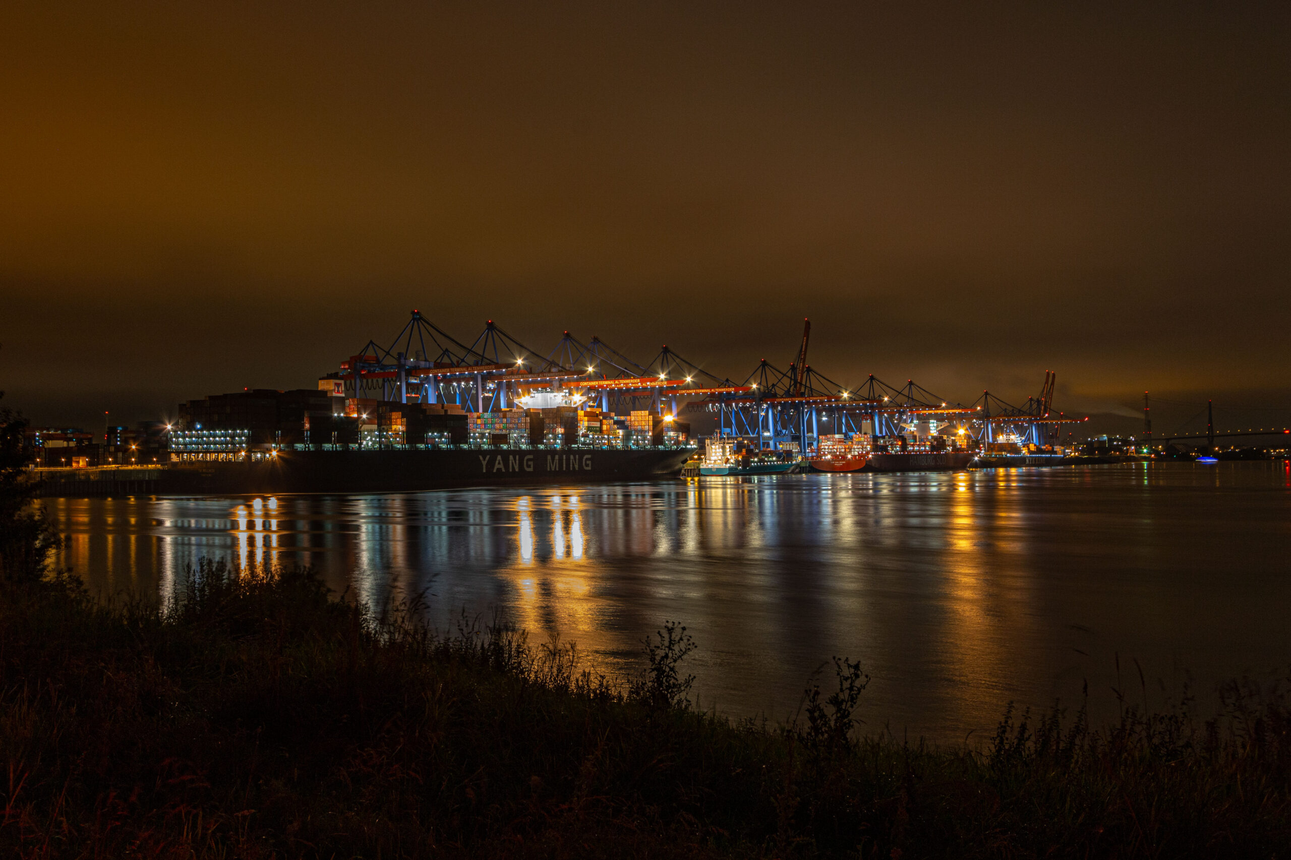 Containerterminal Altenwerder bei Nacht