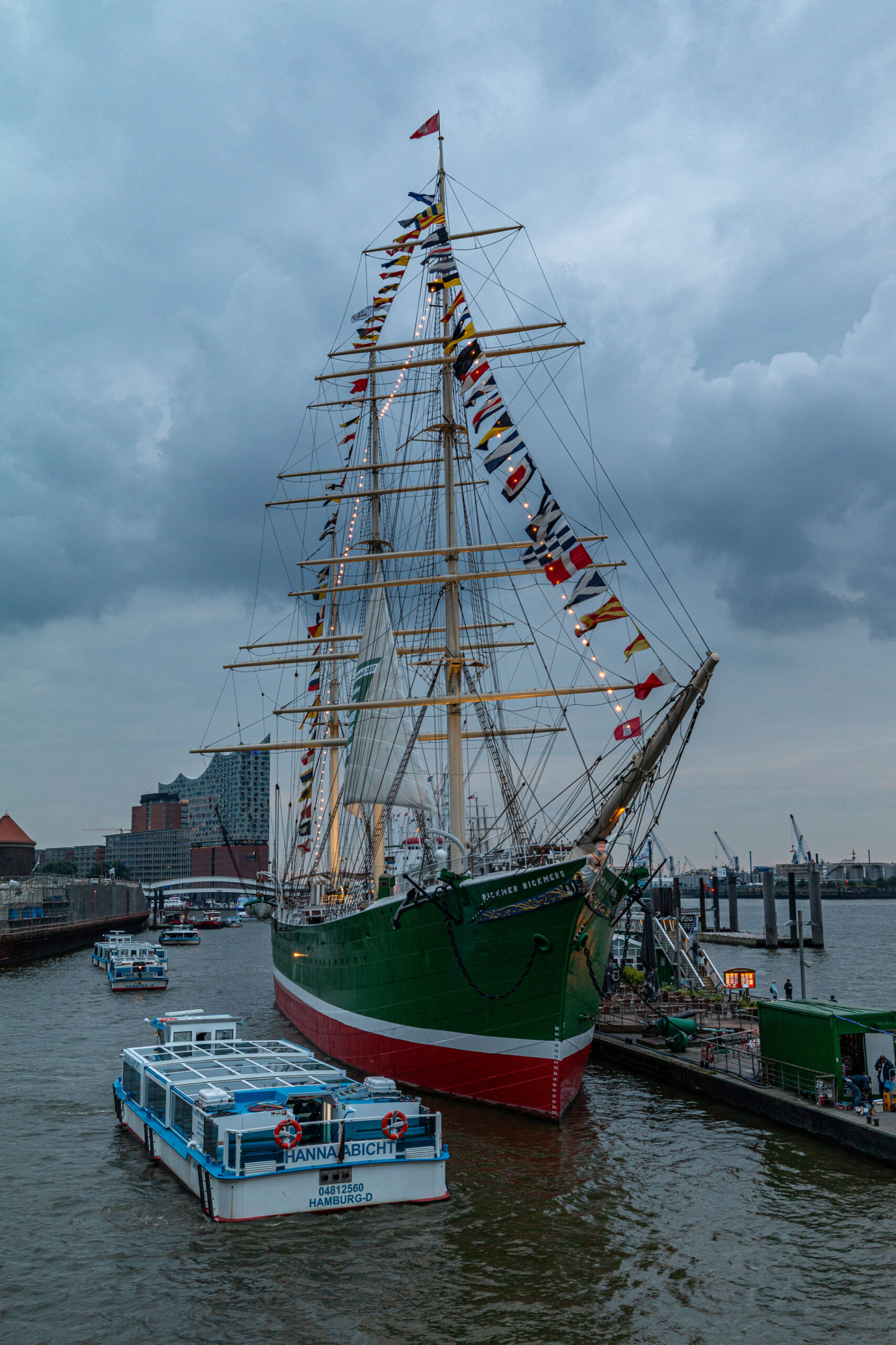 Dreimaster im Hamburger Hafen