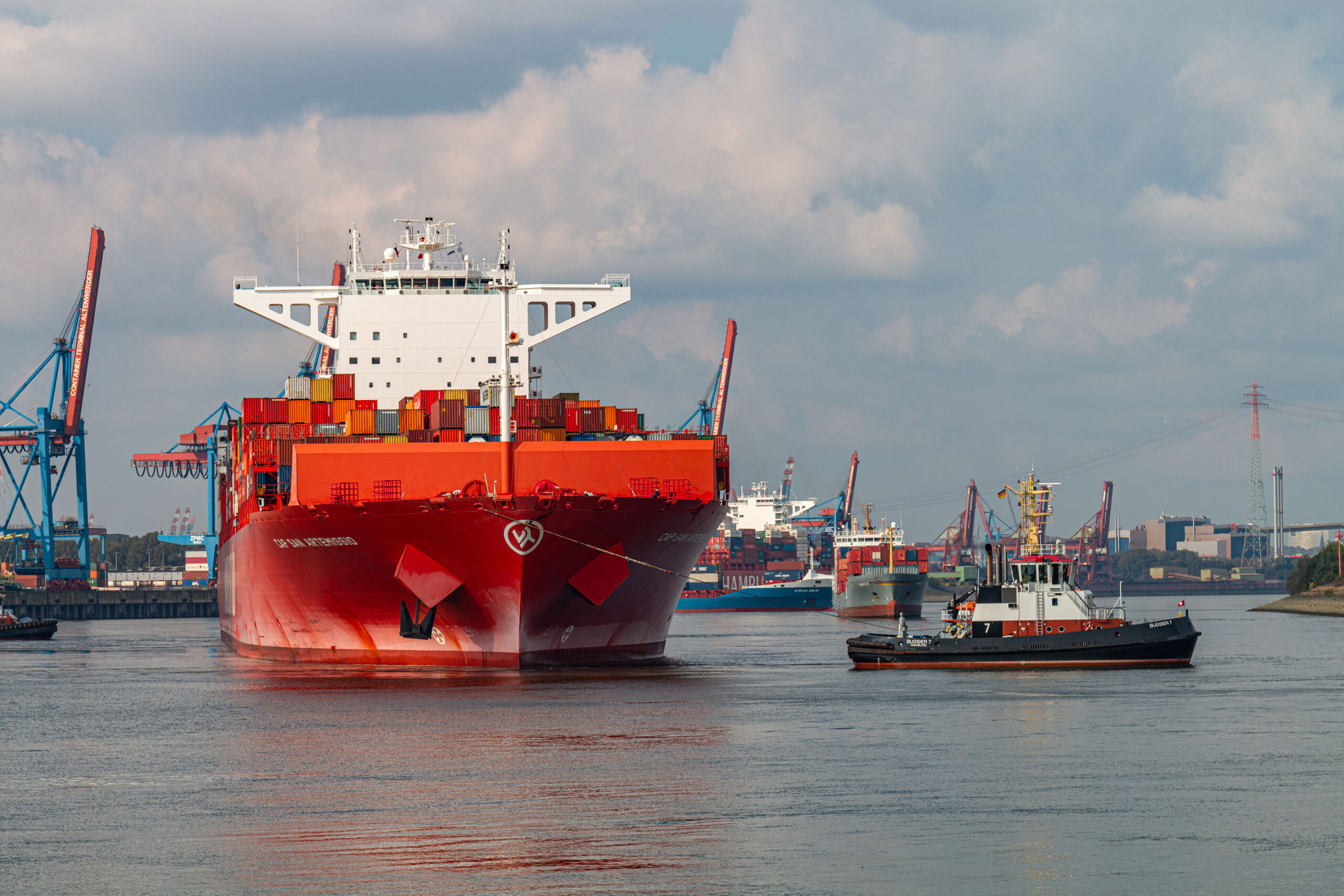 Containerschiff wird an den Kai gebracht im Terminal Altenwerder in Hamburg