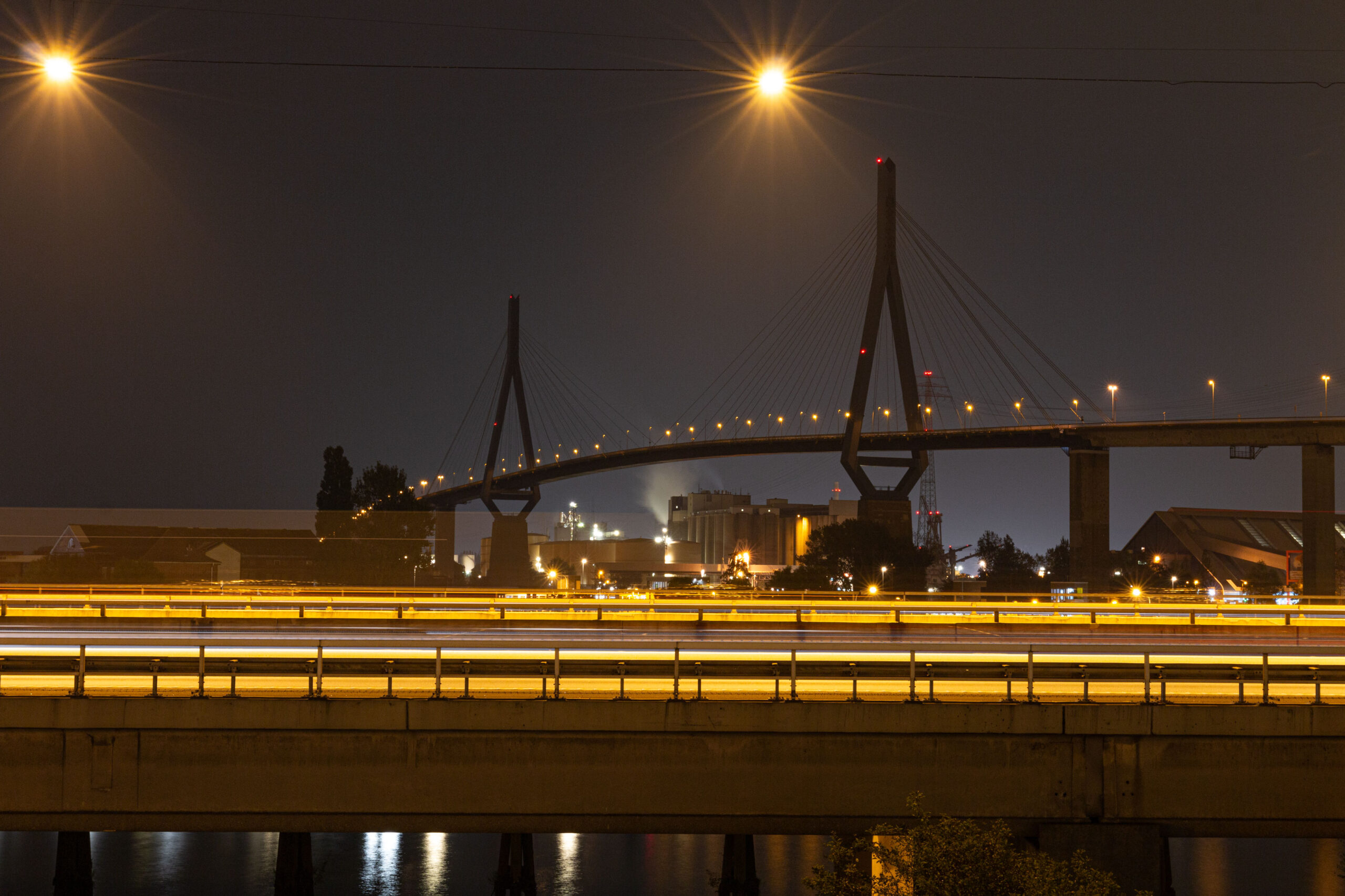 Die A7 in Hamburg, dahinter die Köhlbrandbrücke