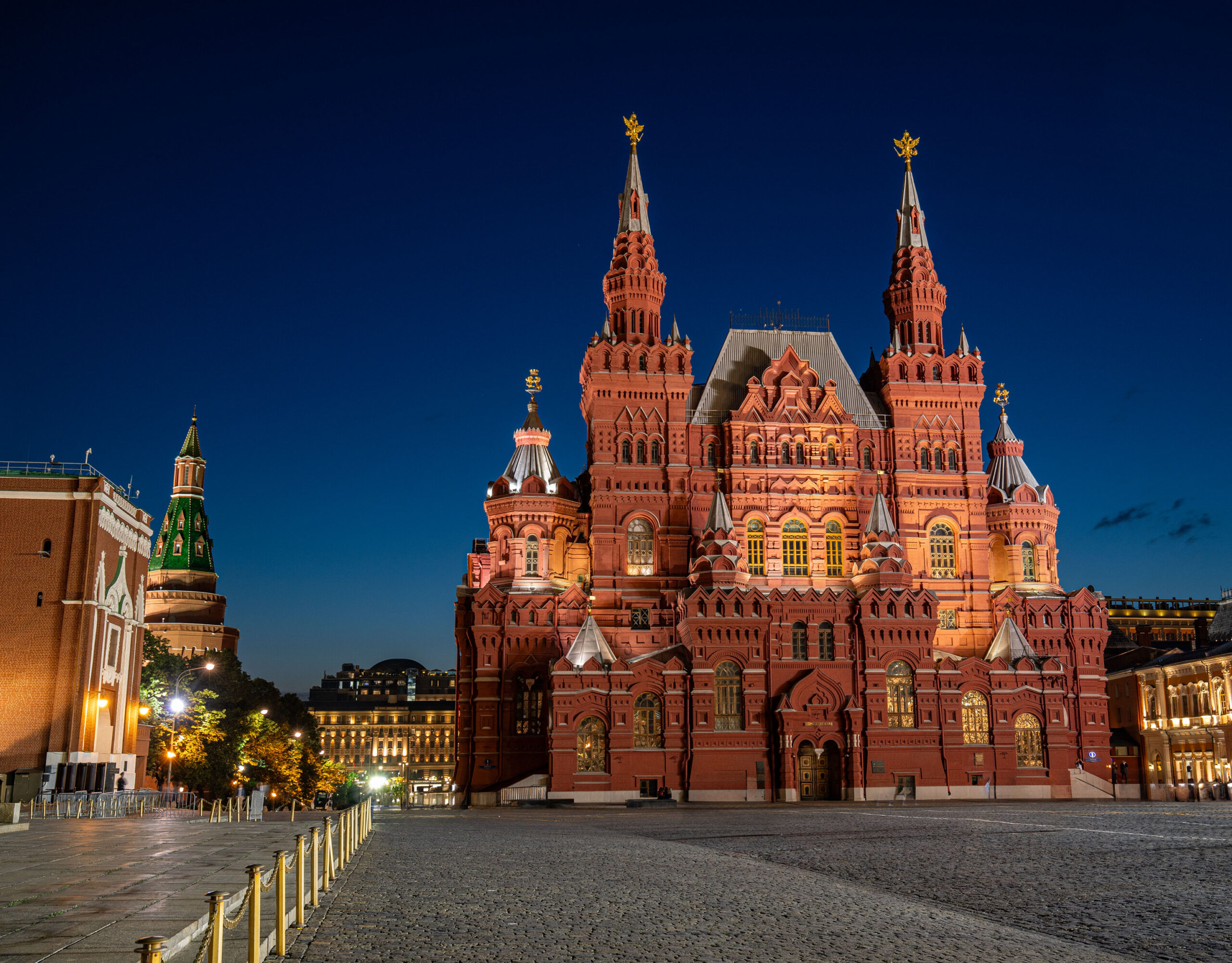 Staatliches Historisches Museum Moskau auf dem roten Platz bei Nacht fotografiert