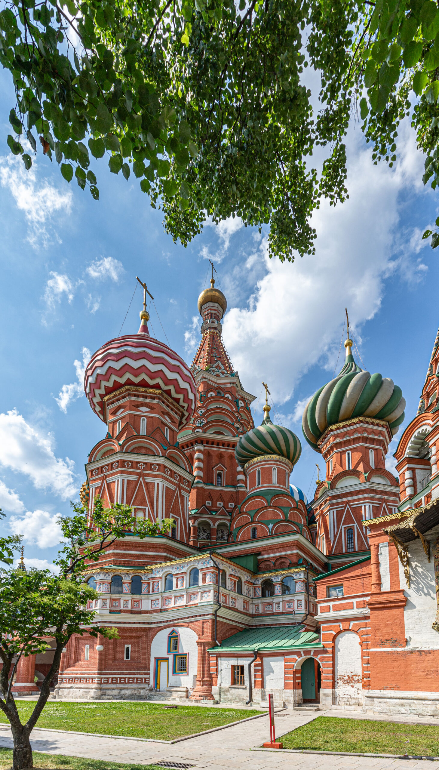 Basilius Kathedrale Gesamtansicht unter strahlend blauem Himmel