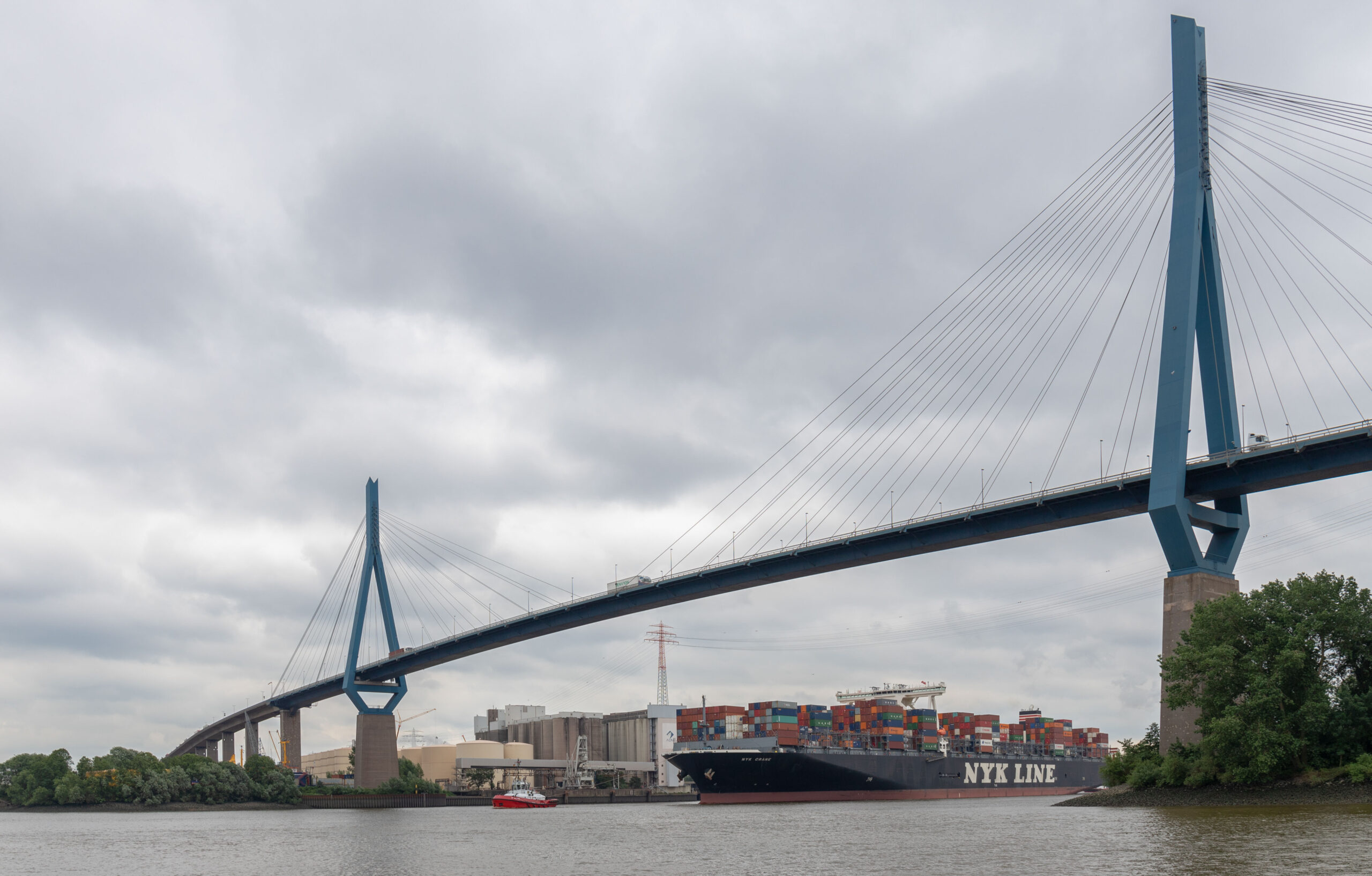 Containerschiff passiert die Köhlbrandbrücke, Hamburger Hafen, Containerschiff