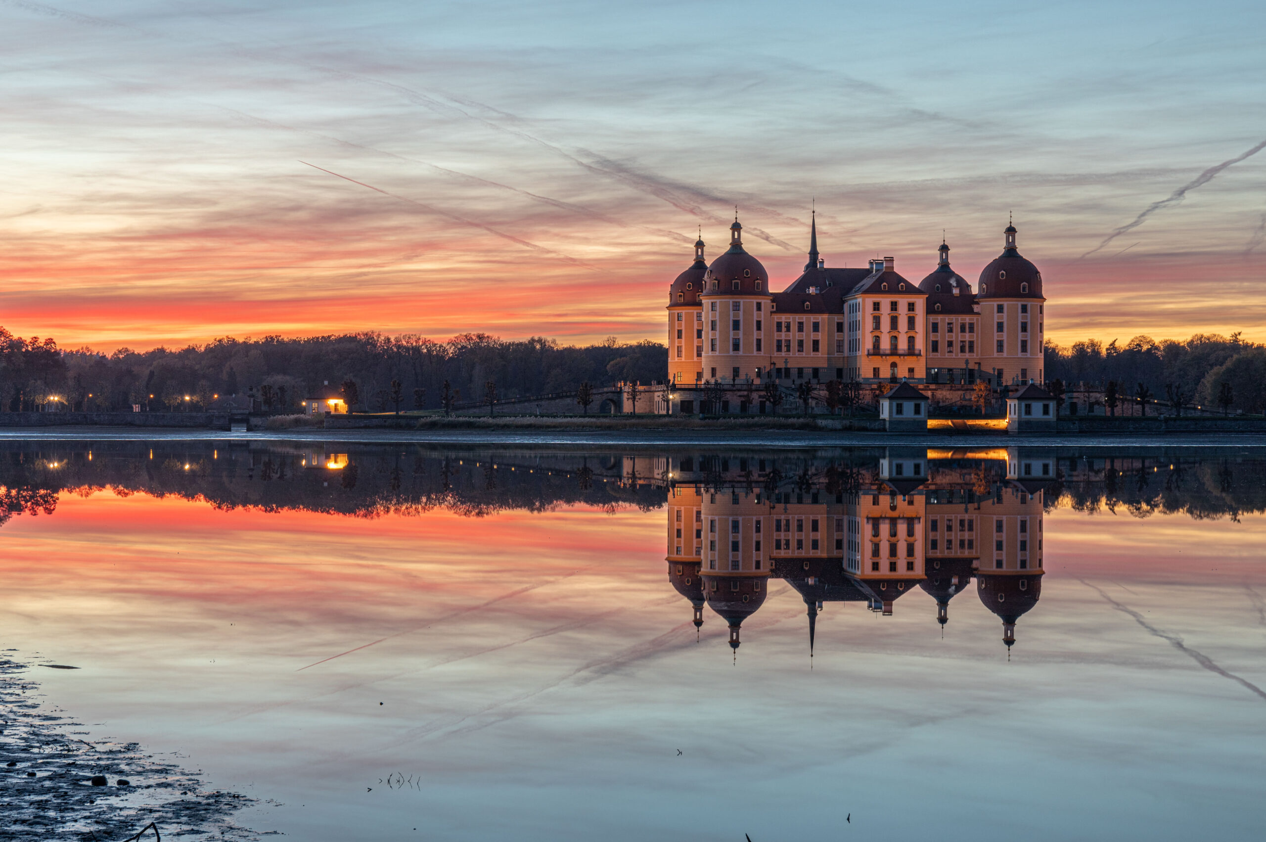 Schloß Moritzburg spiegelt sich im Wasser