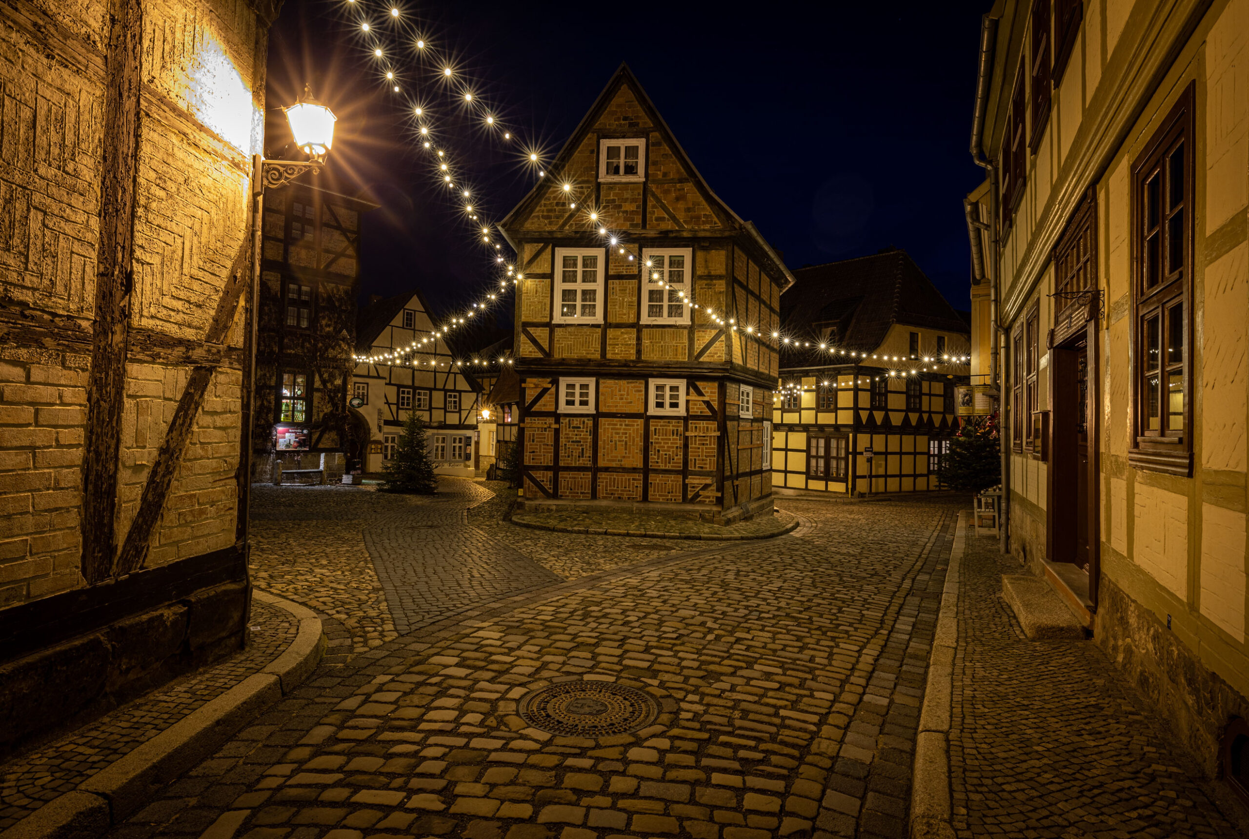 Quedlinburg mit Weihnachtsbeleuchtung, Quedlinburger Gassen, Kopfsteinpflasterstrassen in Quedlinburg, Fachwerkhäuser Quedlinburg