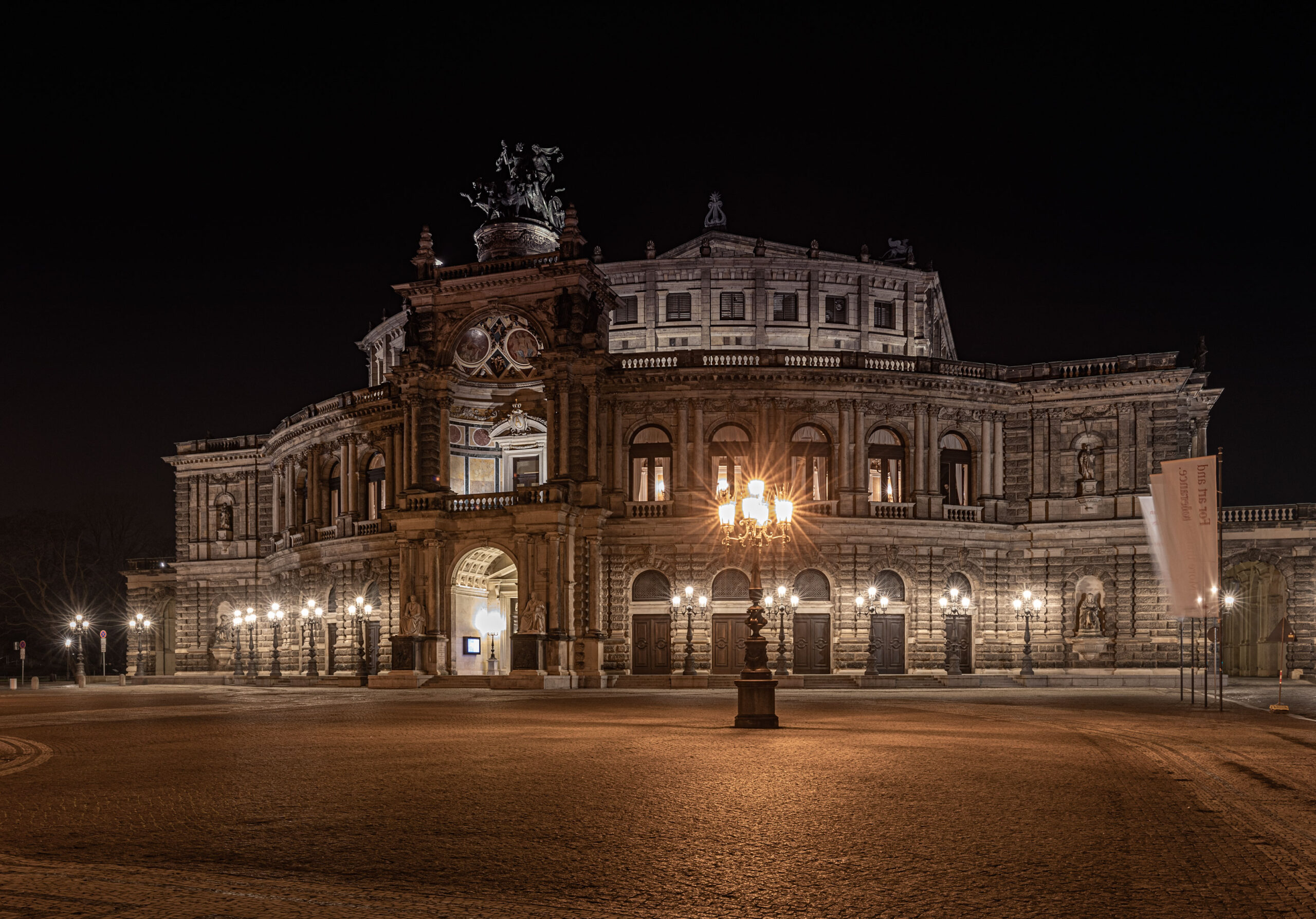 Semperoper in Dresden bei Nacht